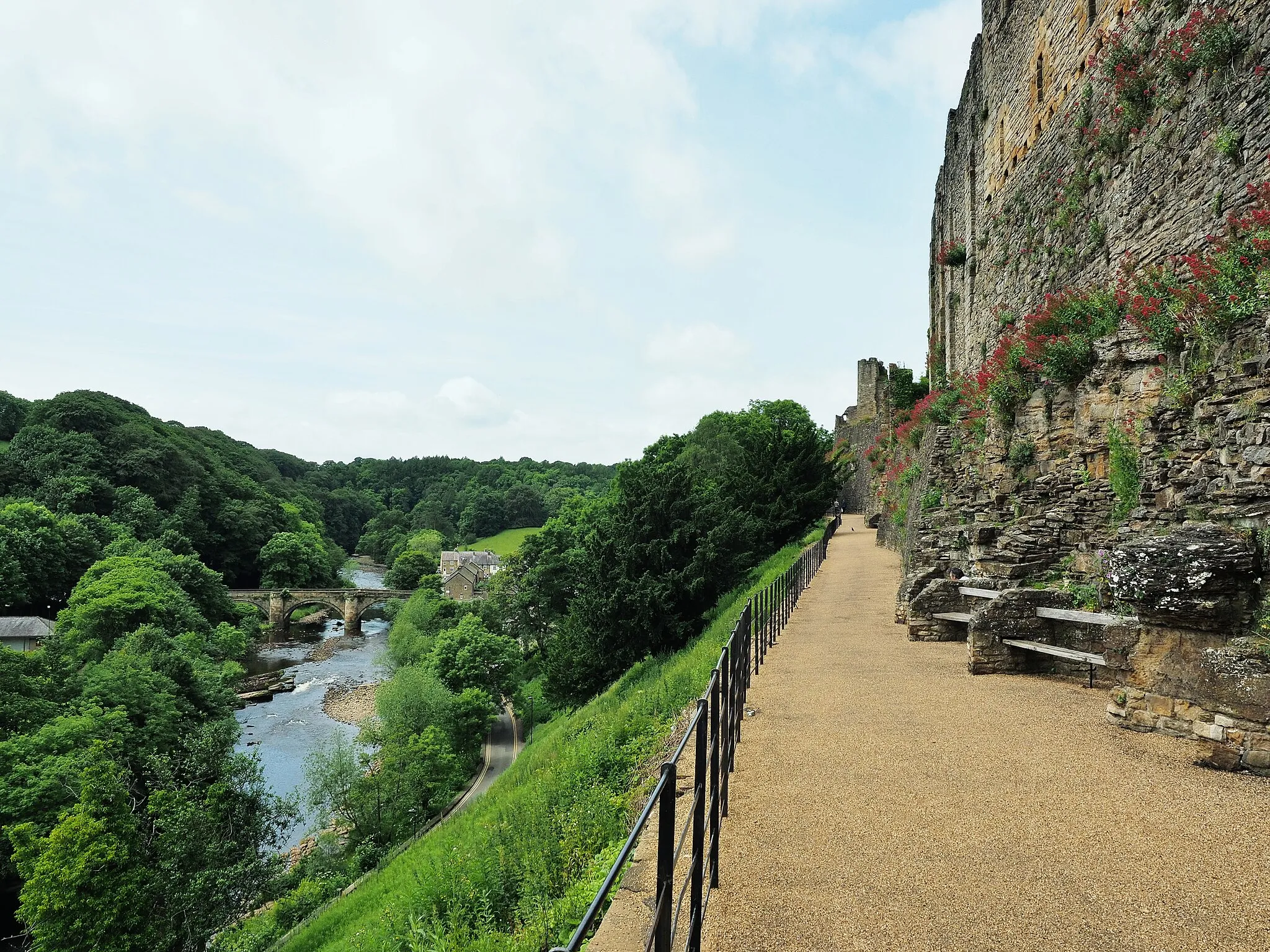 Photo showing: Castle Walk, Swale River and Richmond Bridge, Richmond, North Yorkshire