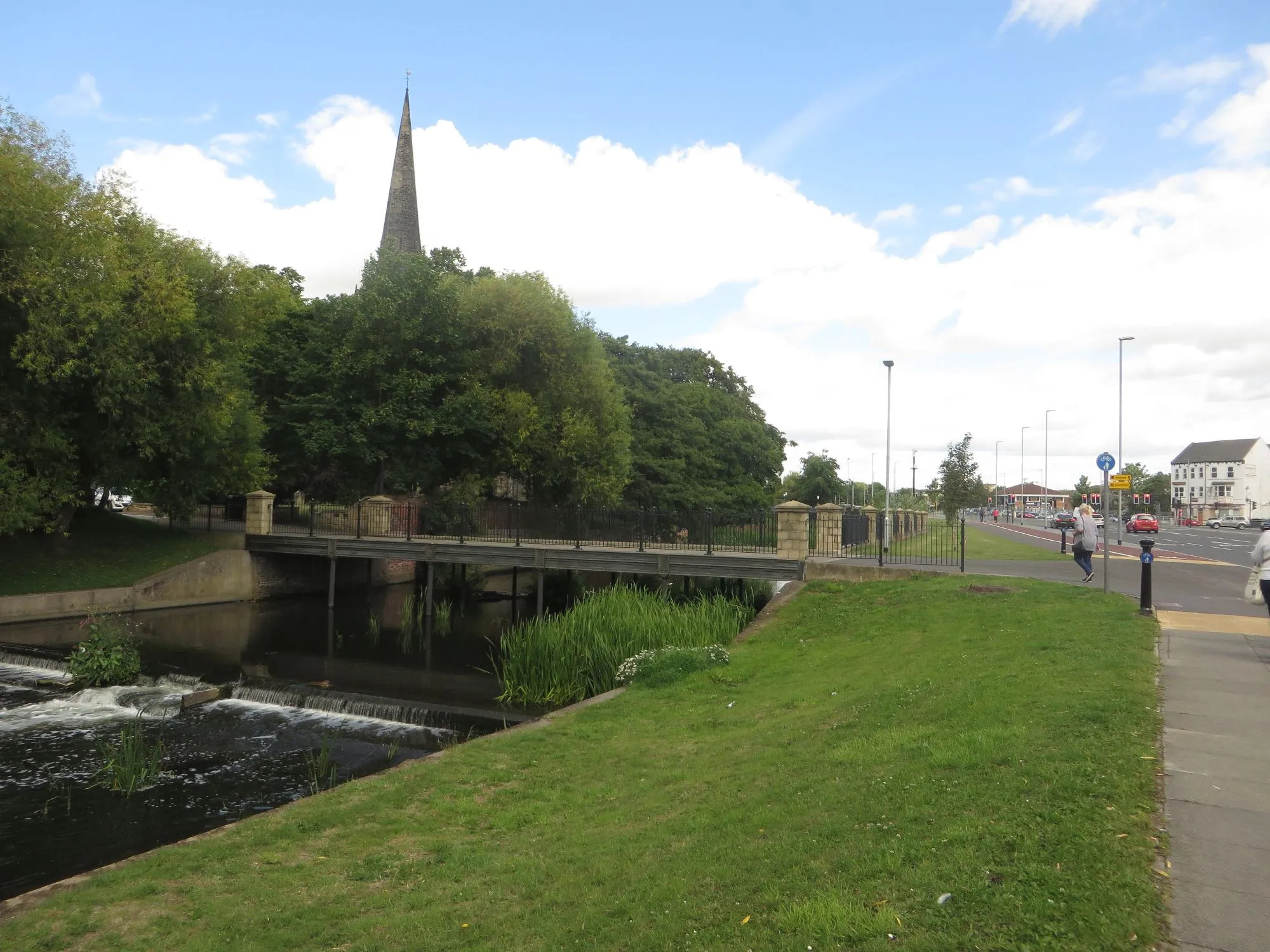 Photo showing: The River Skerne in Darlington as it flows beside St Cuthbert's Way through the centre of the town.