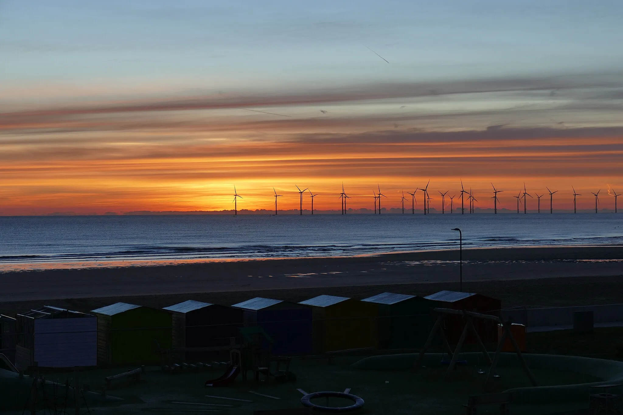 Photo showing: Dawn and wind turbines of Teesside Wind Farm at the North Sea - seen from Seaton Carew, England, 07.10.2018