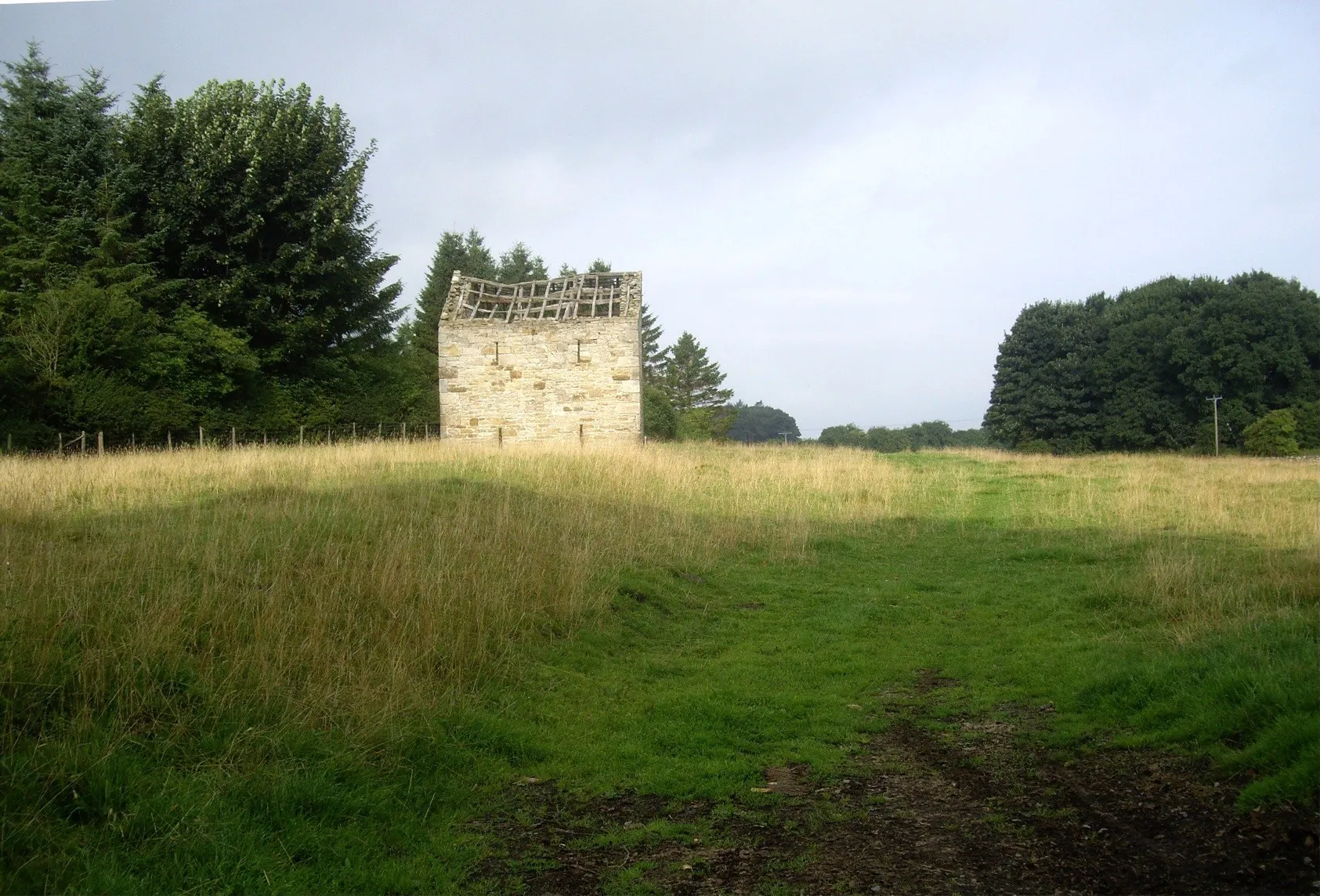 Photo showing: A derelict farm building