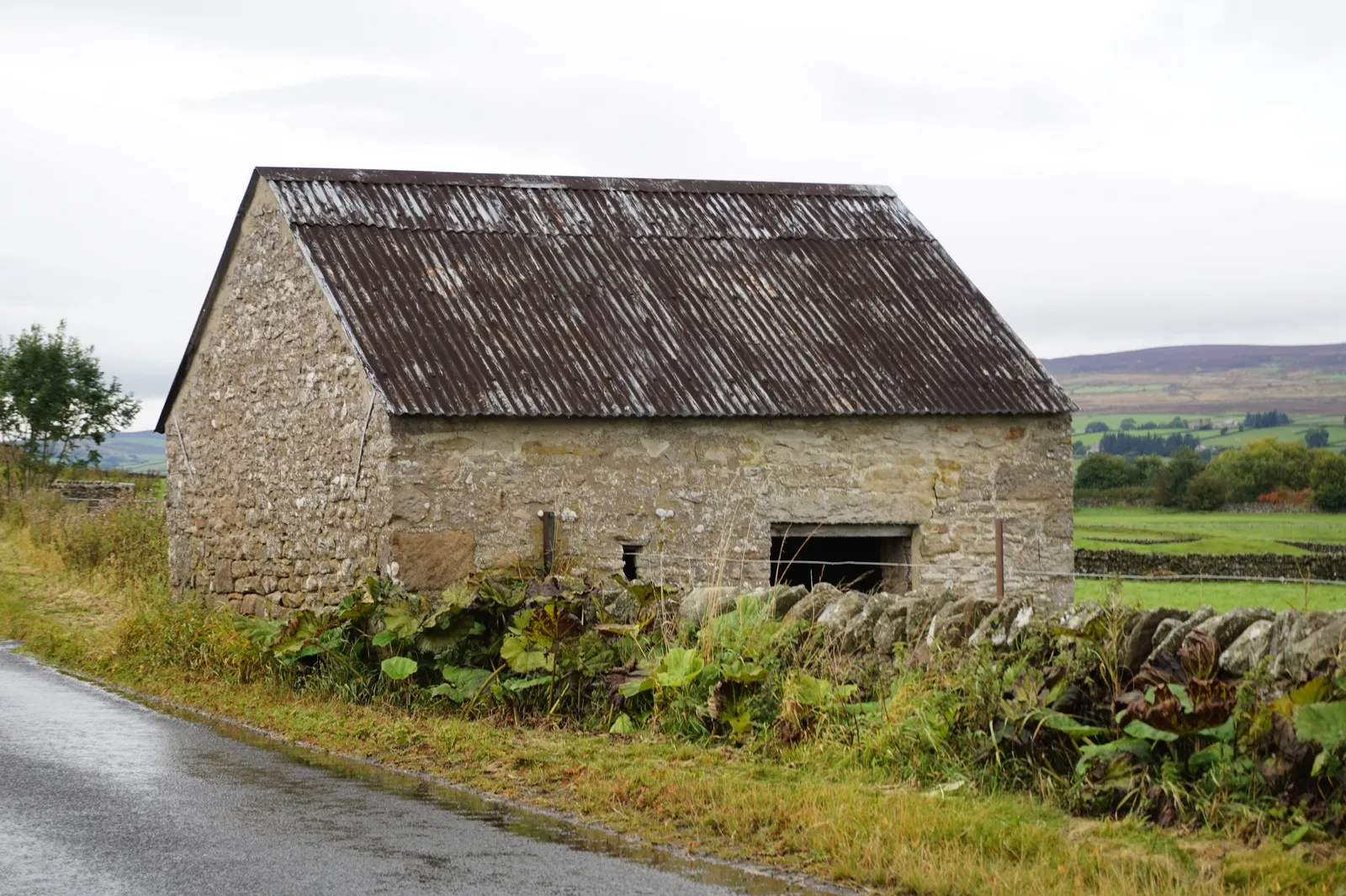 Photo showing: Barn to the north of Romaldkirk
