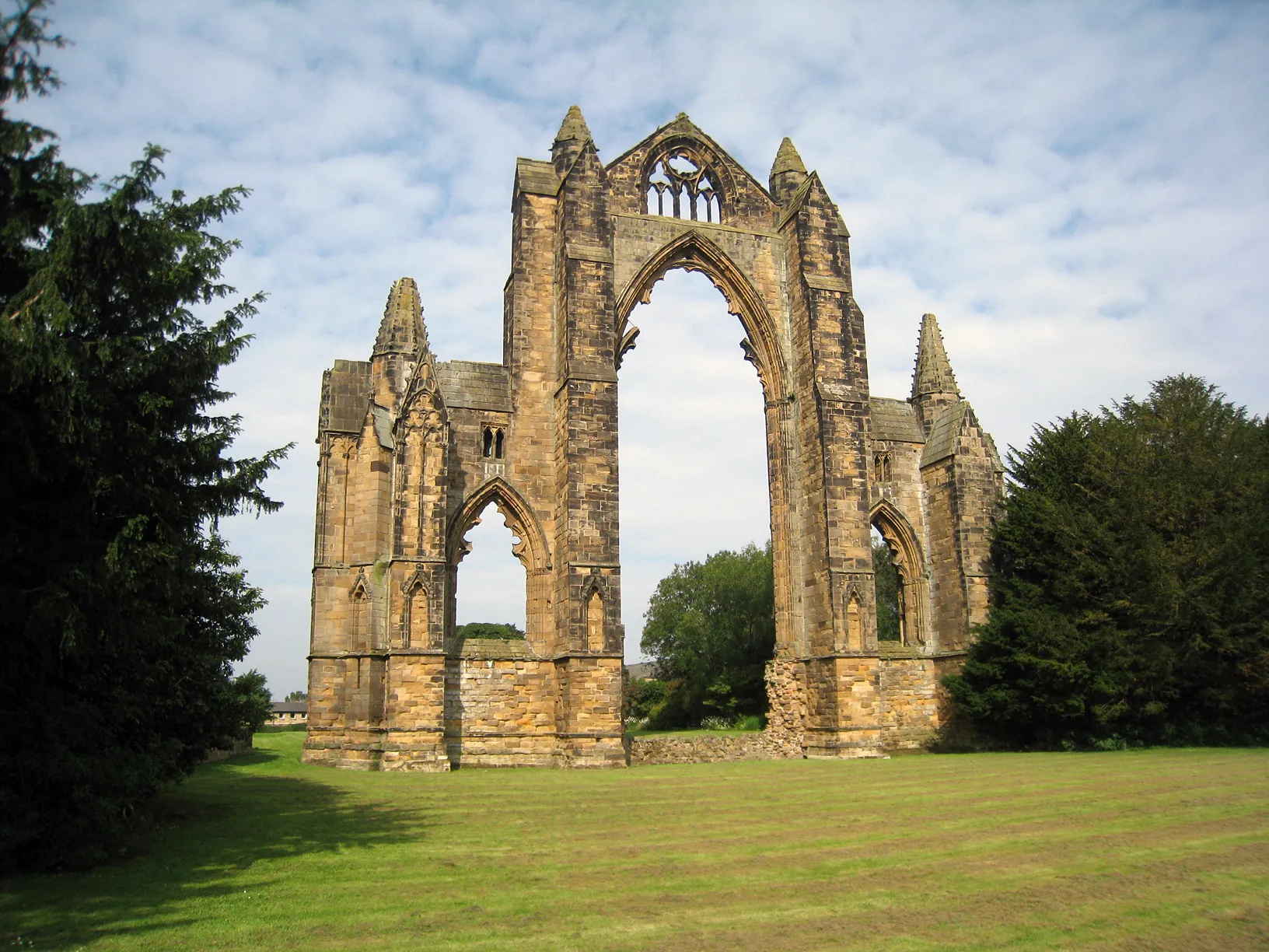 Photo showing: The east window of Gisborough Priory as seen from the east