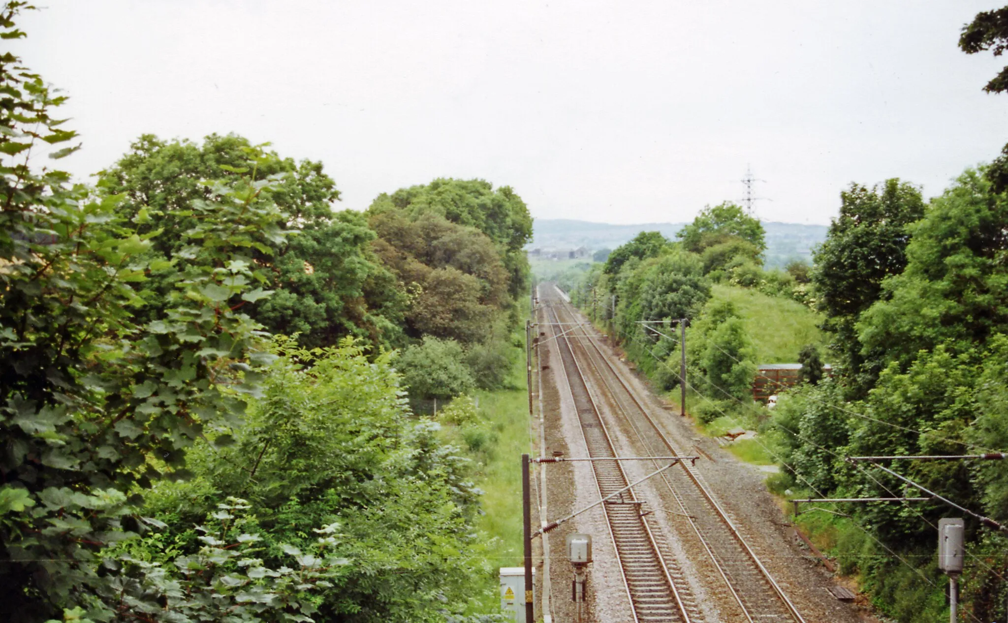 Photo showing: Site of Croxdale station, East Coast Main Line, 2000.
View NW, towards Durham, Newcastle etc.: ex-NER ECML. No trace is left of the station, which closed on 26/9/38.