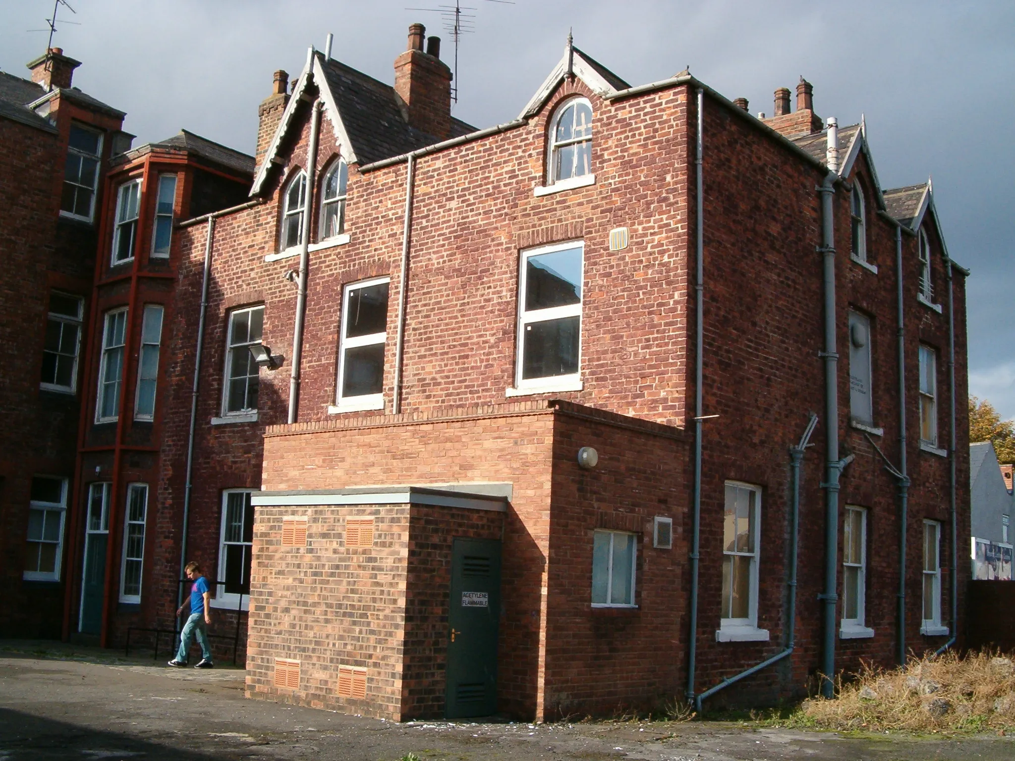 Photo showing: One of three campuses of the Cleveland College of Art & Design, on the corner of Burlam Road and Roman Road in Middlesbrough, England.

Taken by Gavin Lenaghan in October 2005.