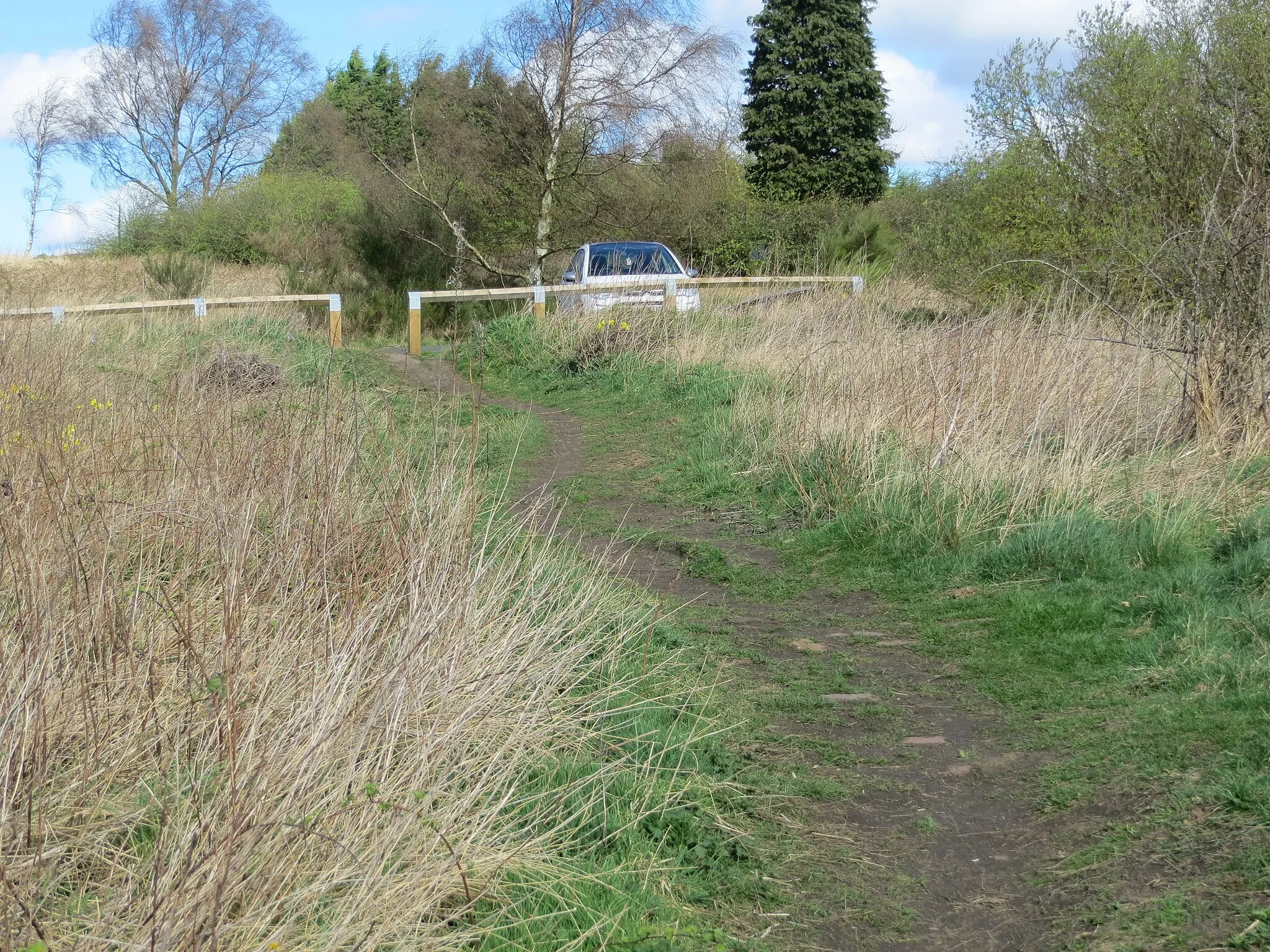 Photo showing: Footpath and Parking Area on Waldridge Fell