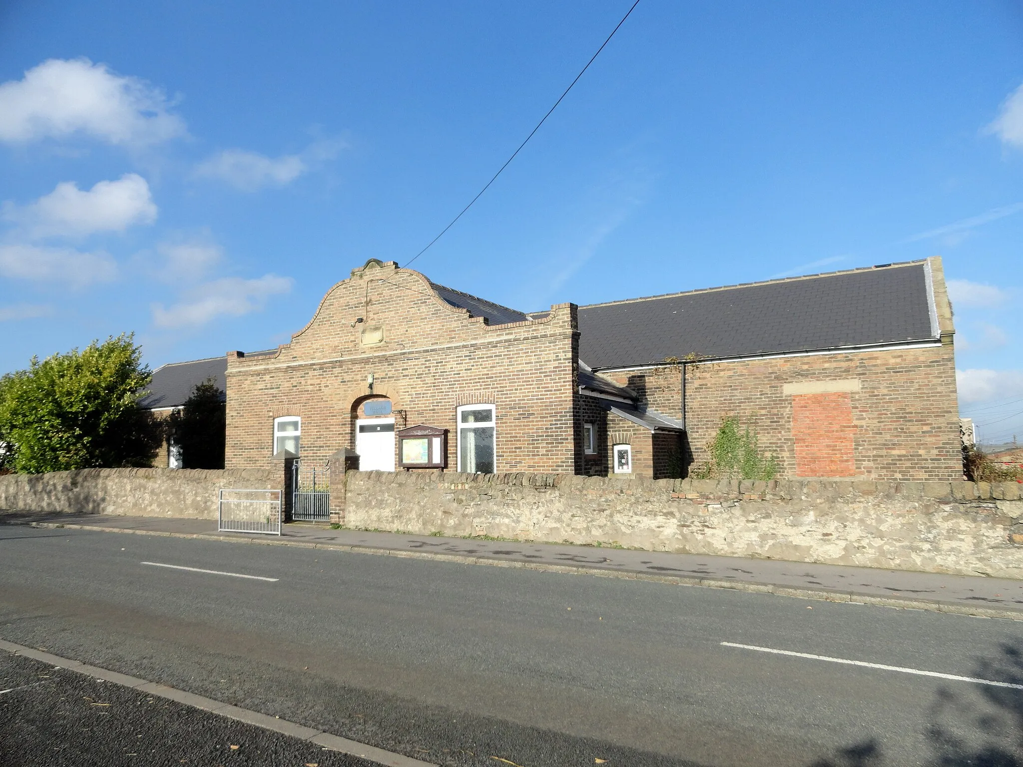 Photo showing: Village Hall, Quebec. Formerly in use by H Company, 8th Battalion Durham Light Infantry.