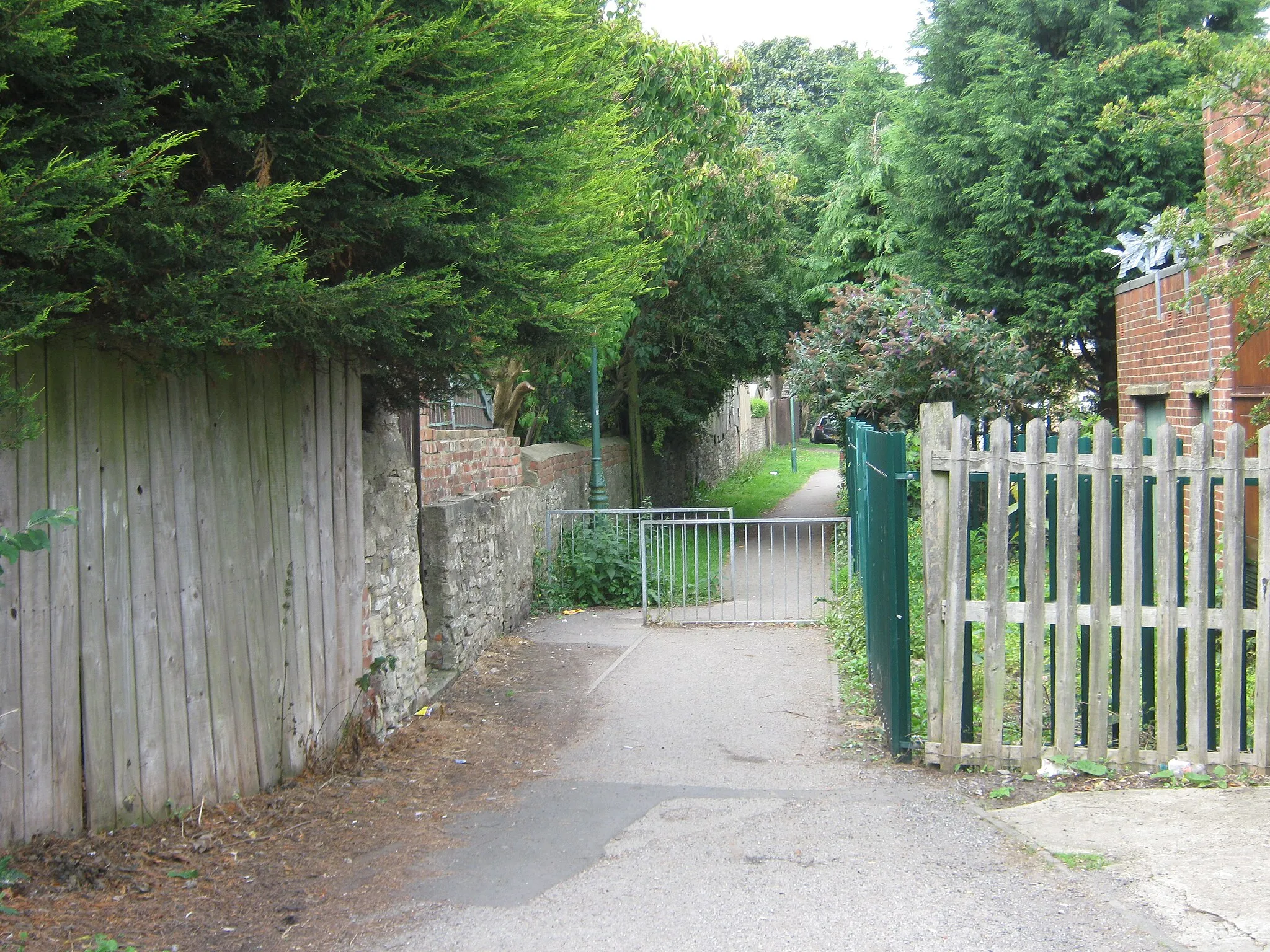 Photo showing: Public footpath on lane behind Front Street in Sherburn