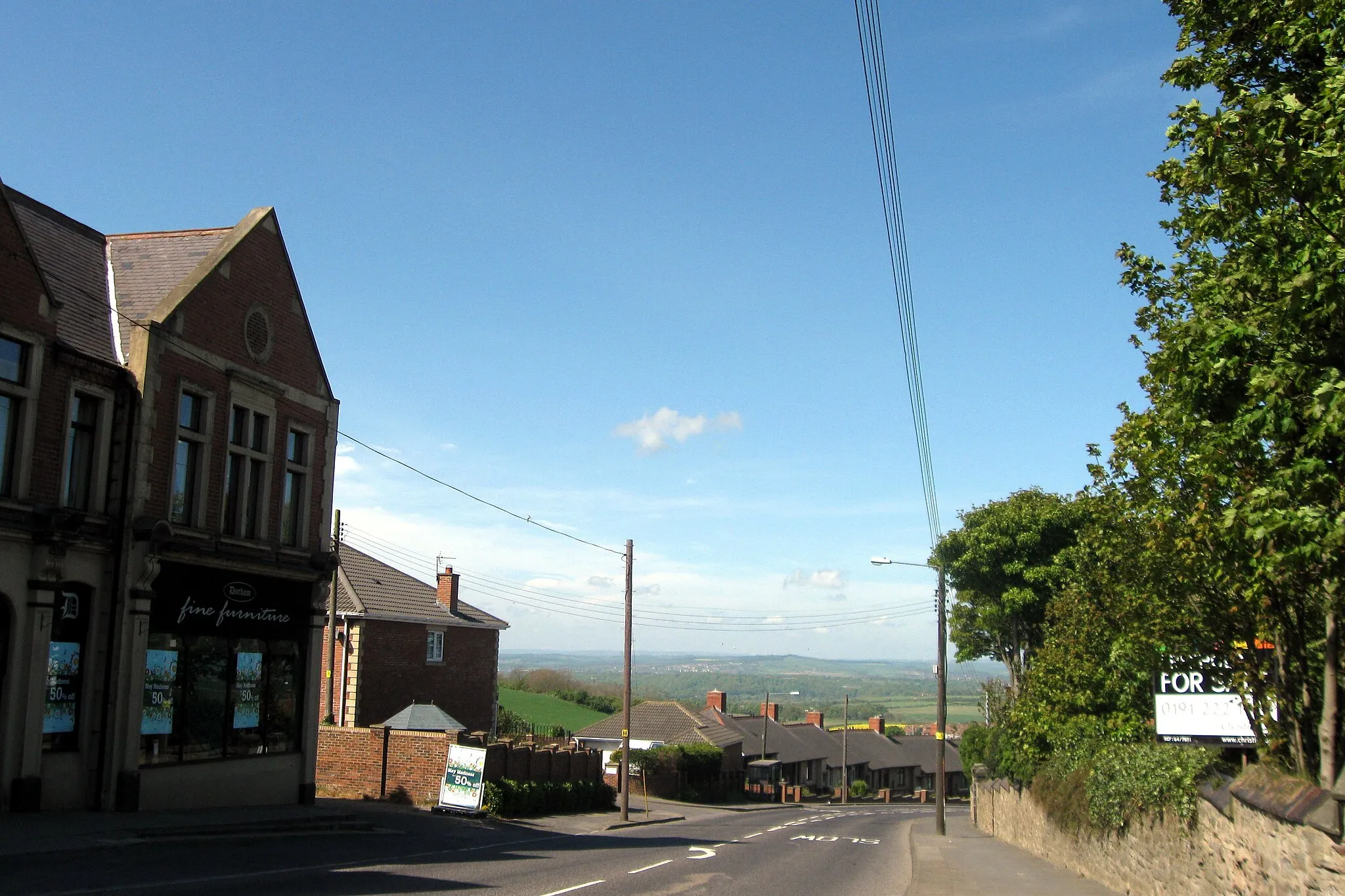 Photo showing: Front Street (B1283) in Sherburn Hill, County Durham, England, heading to the west downhill towards Sherburn and Durham city.