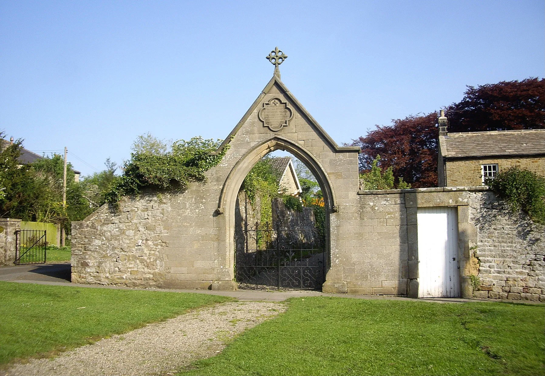 Photo showing: Archway access to Barningham Church