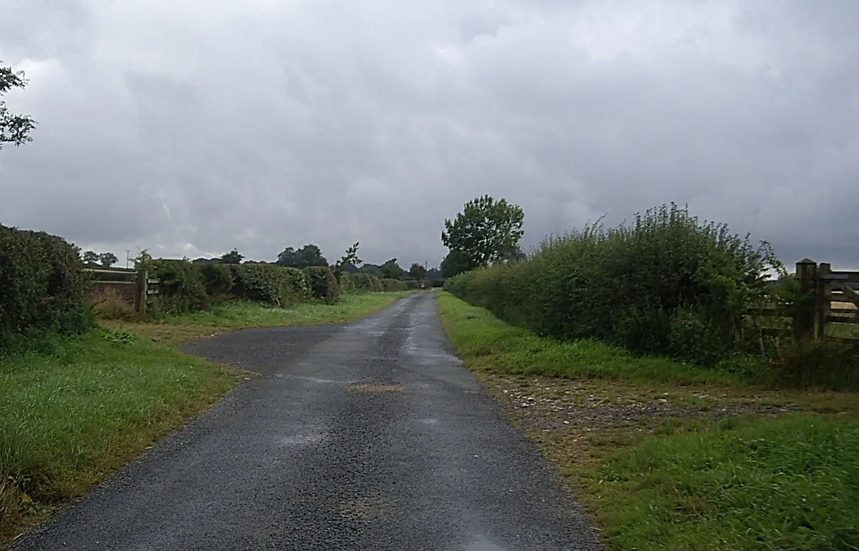 Photo showing: Approach to Murky Hill entrance