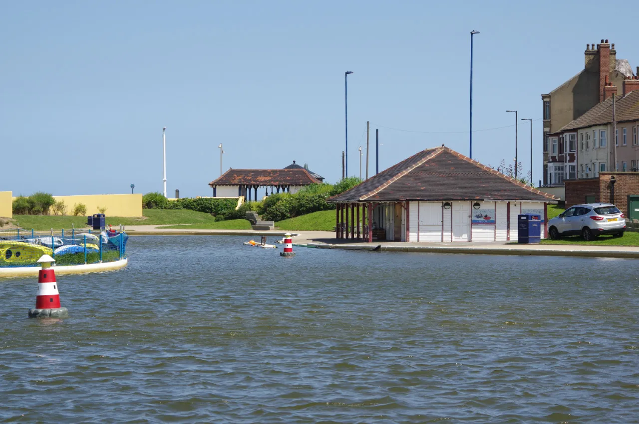 Photo showing: The boating lake is at the Coatham end of the Redcar seafront; despite this being a sunny July day there was no activity to be seen. Note the dinky lighthouses.