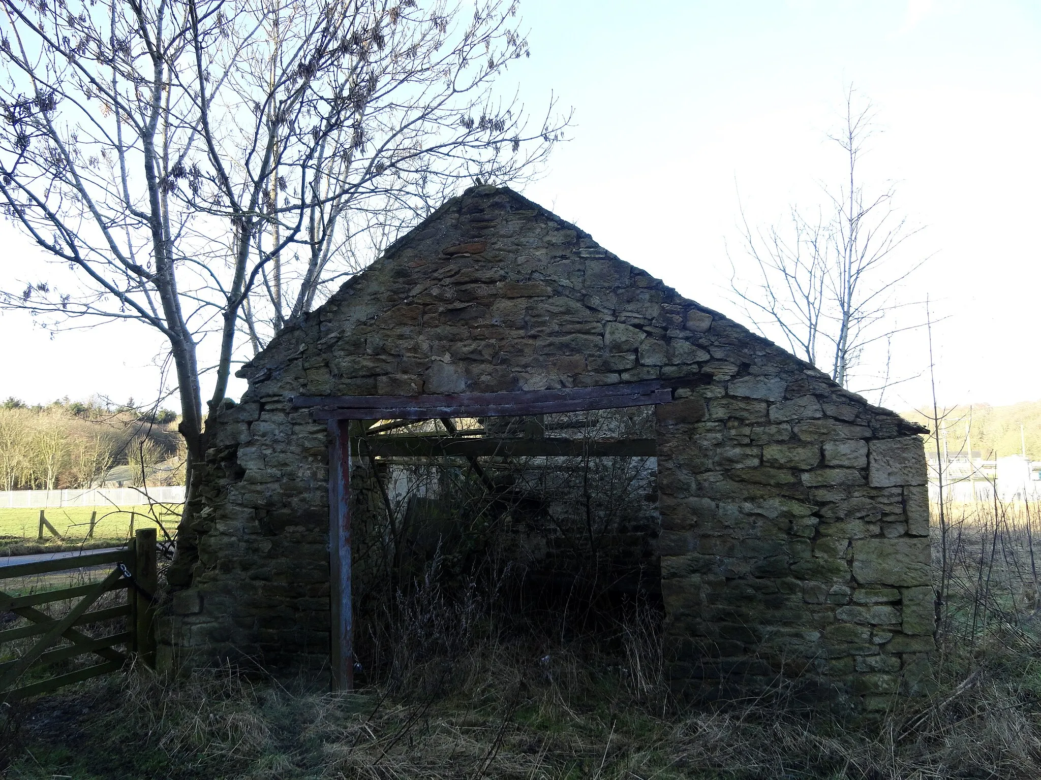 Photo showing: Derelict farm building