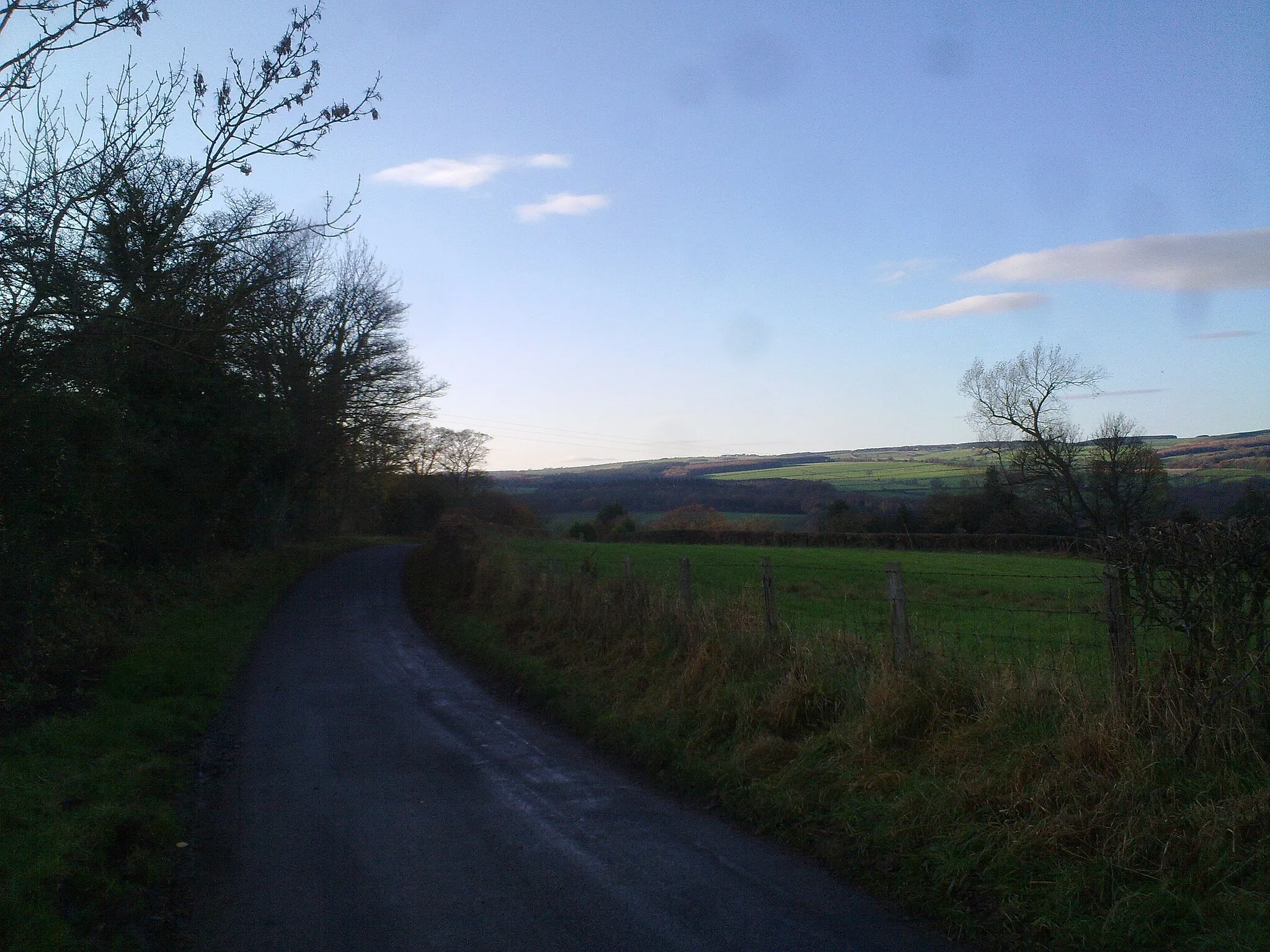 Photo showing: Looking across the valley