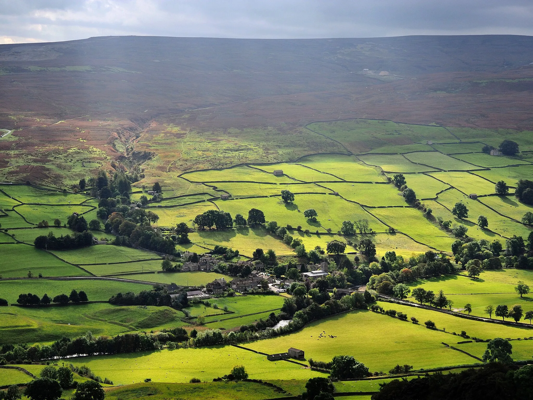 Photo showing: Grinton, Swaledale, as seen from Fremington Edge