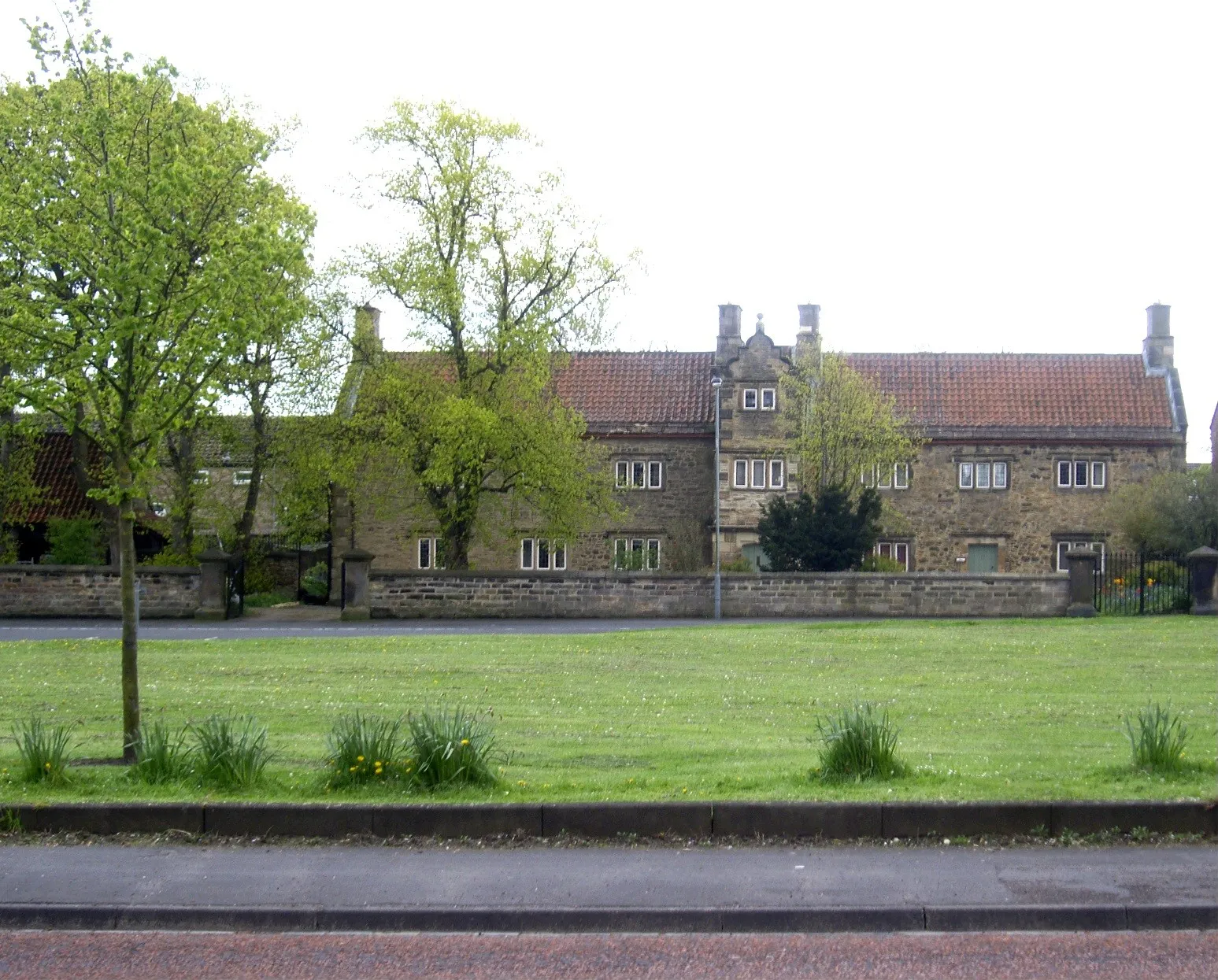 Photo showing: The Old Hall on Front Street