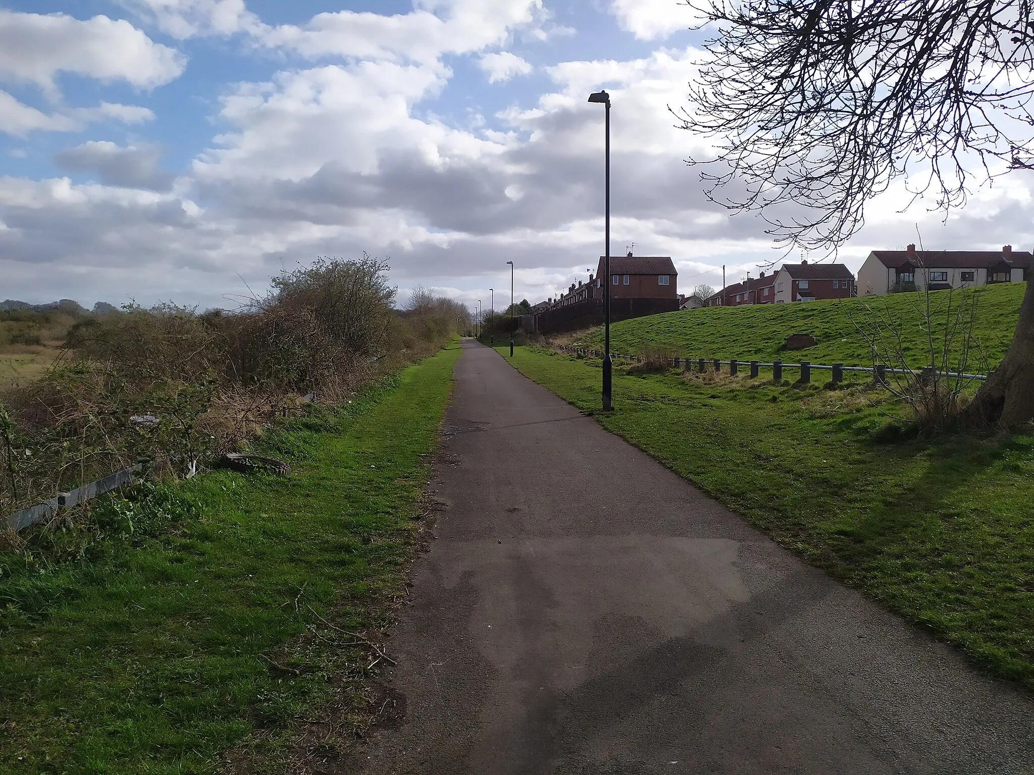 Photo showing: The pathway of the former w:Hetton Colliery Railway line running through Farringdon, Sunderland.