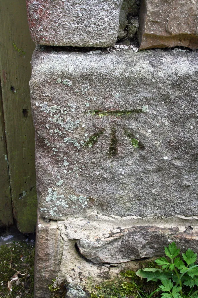 Photo showing: Benchmark on barn at Town Head, Cotterdale