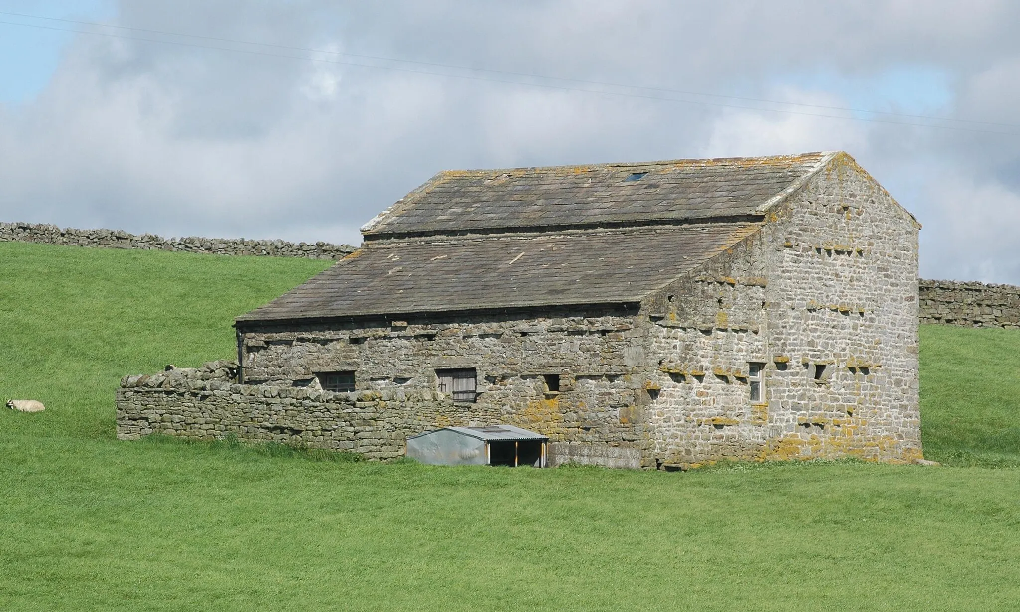Photo showing: Stone-built barn with outshut and livestock enclosure, between Arkle Gill and Punchard Beck, Arkengarthdale, North Yorkshire