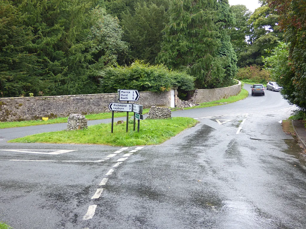 Photo showing: Road junction alongside Marske Bridge