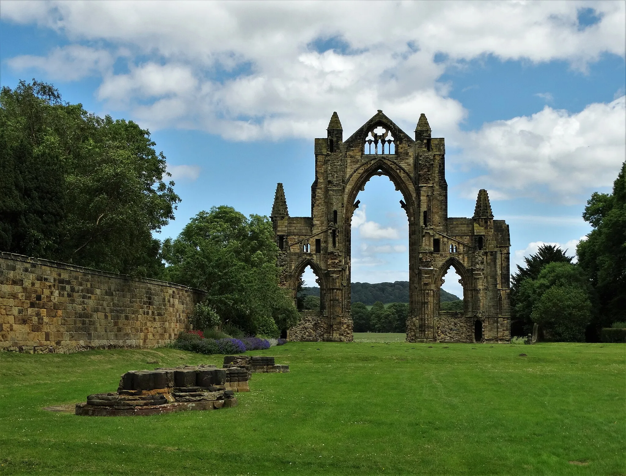 Photo showing: A view of the eastern end of Gisborough Priory