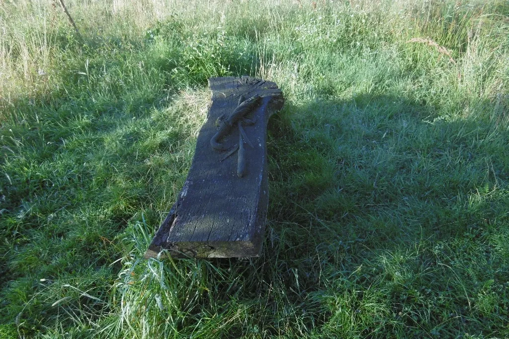 Photo showing: Carved seat, Pickard's Meadow