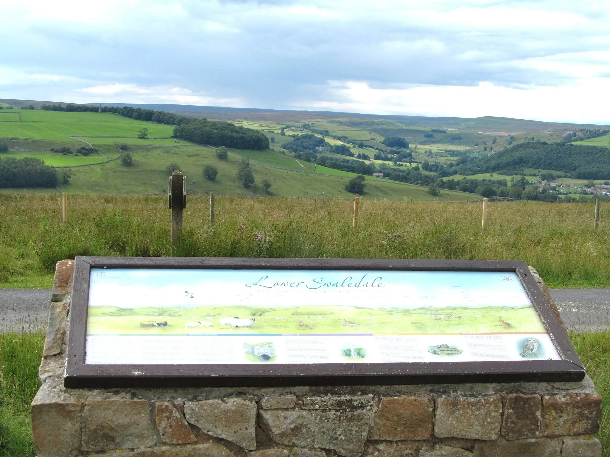 Photo showing: Lower Swaledale viewpoint