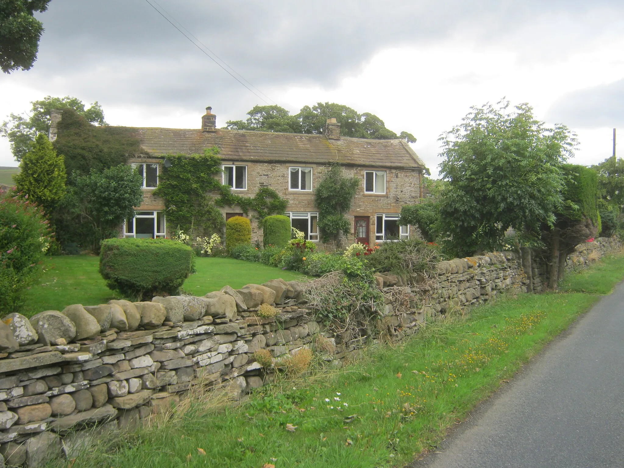 Photo showing: Cottages in Lonton
