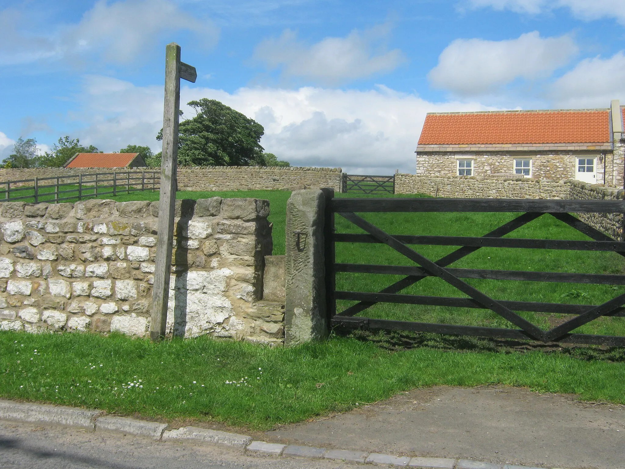 Photo showing: Stone stile for footpath north from Hilton to Hummerbeck Lane