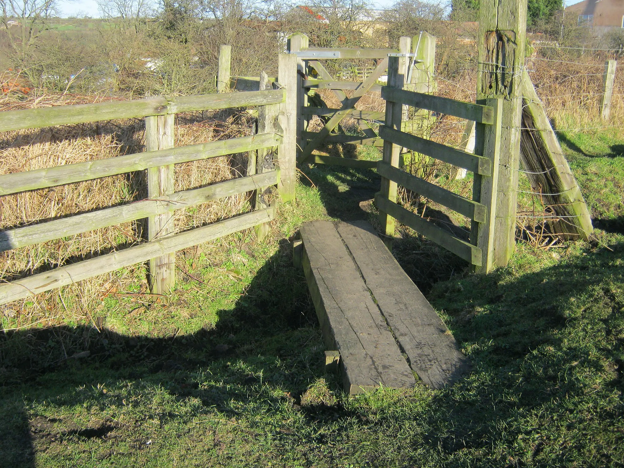 Photo showing: Footbridge for path between Woodside and Escomb