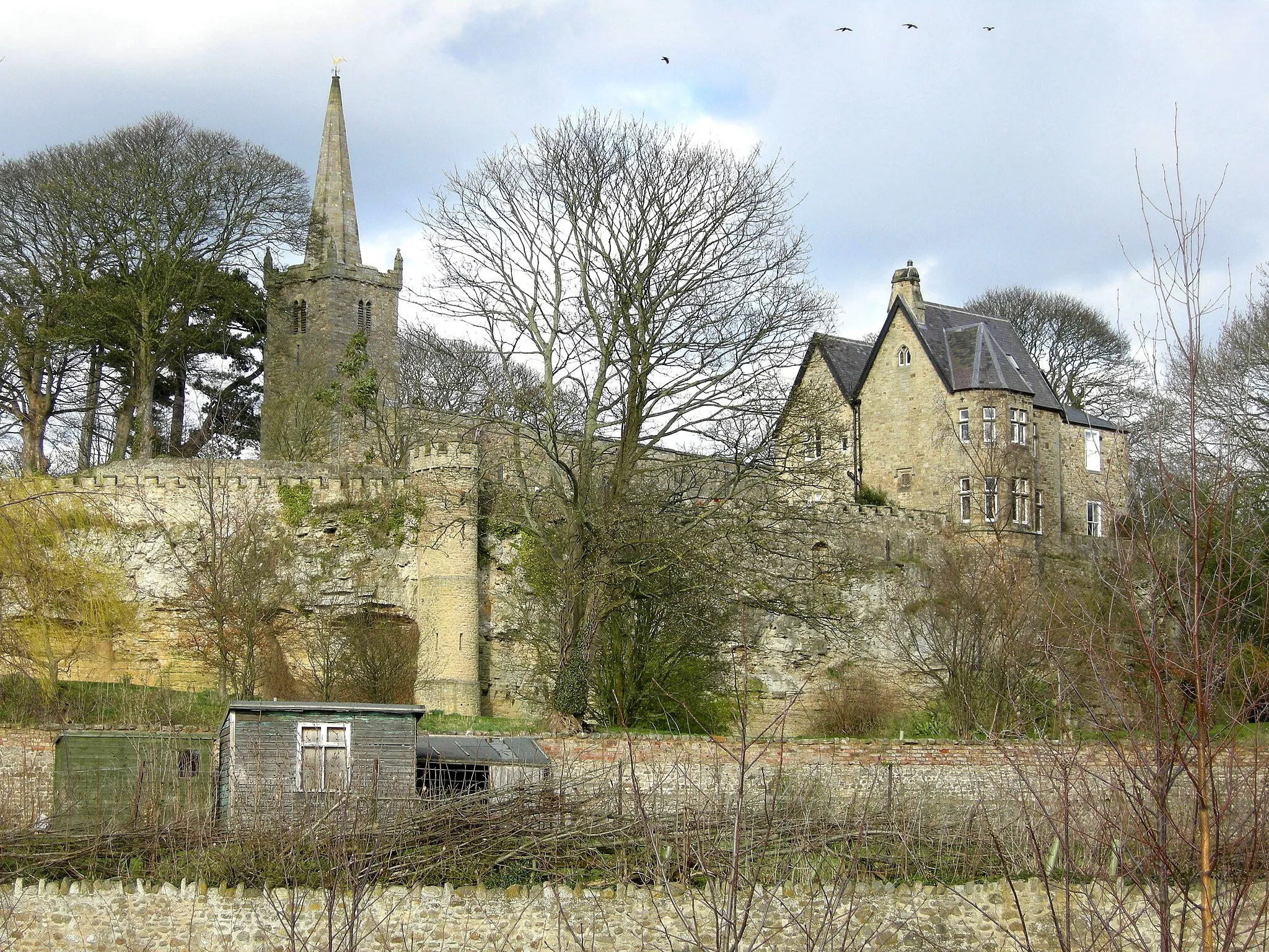 Photo showing: High Coniscliffe, County Durham, England. Showing St Edwin's Church and vicarage on cliff.