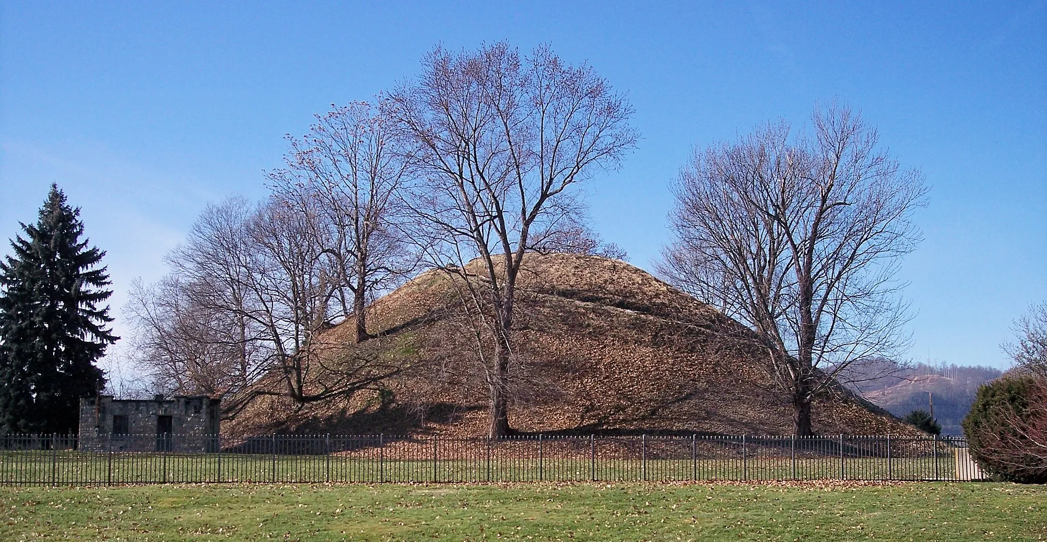 Photo showing: Grave Creek Mound in Moundsville, West Virginia