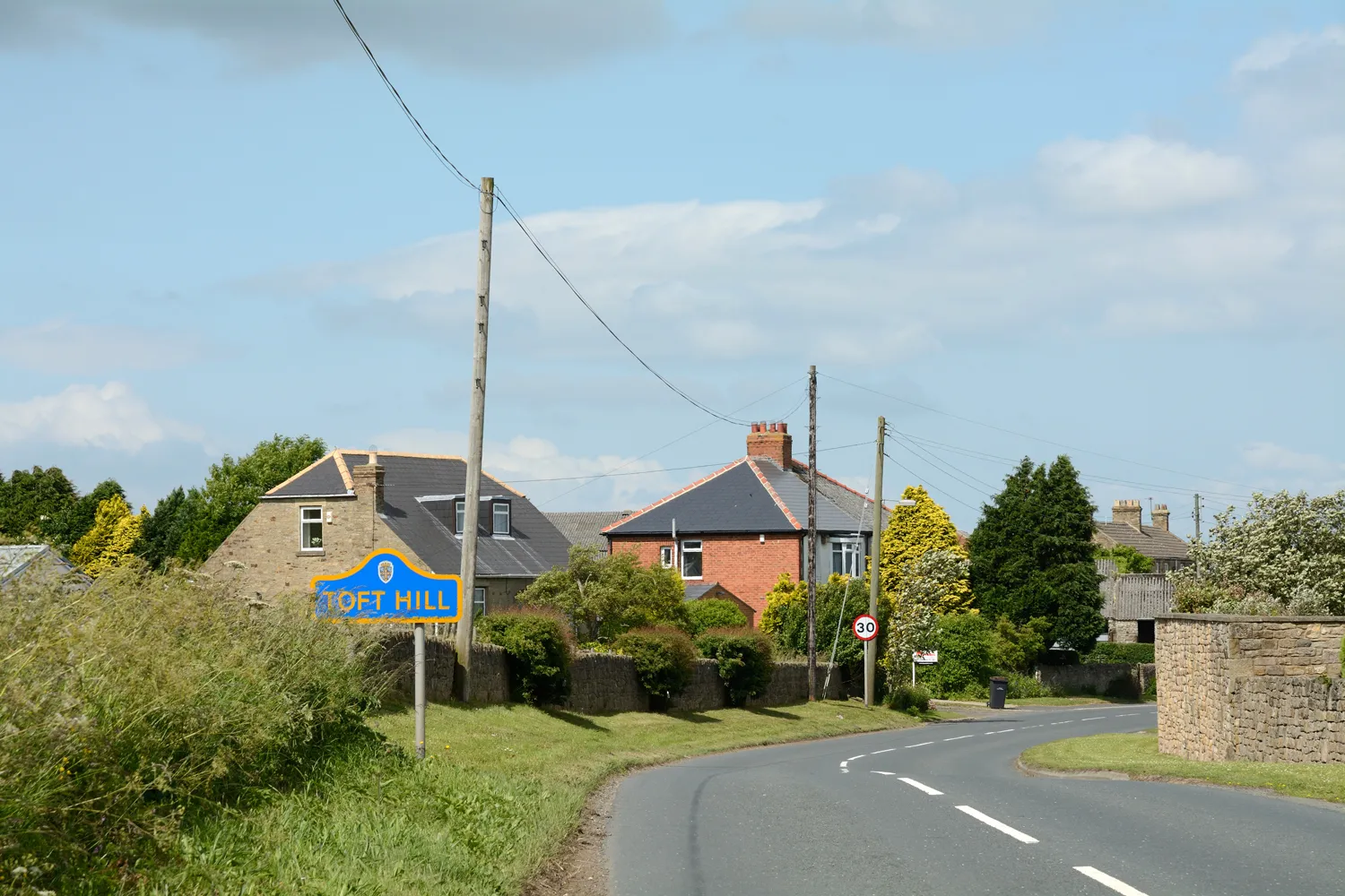 Photo showing: B6282 entering Toft Hill