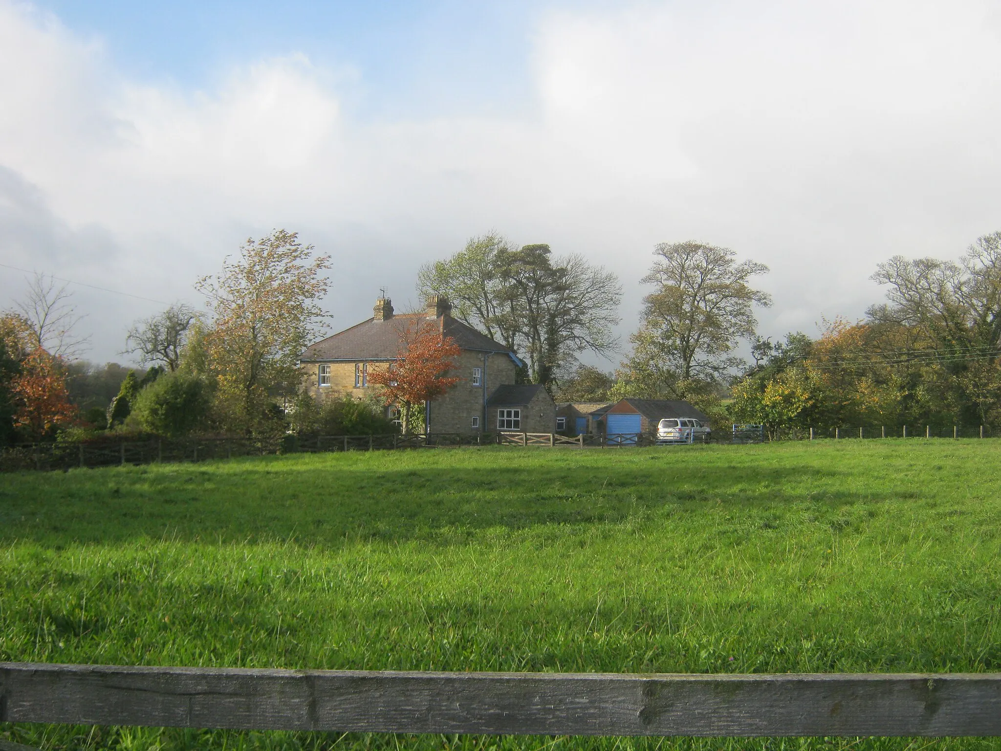 Photo showing: Farmhouse at Beechburn Farm