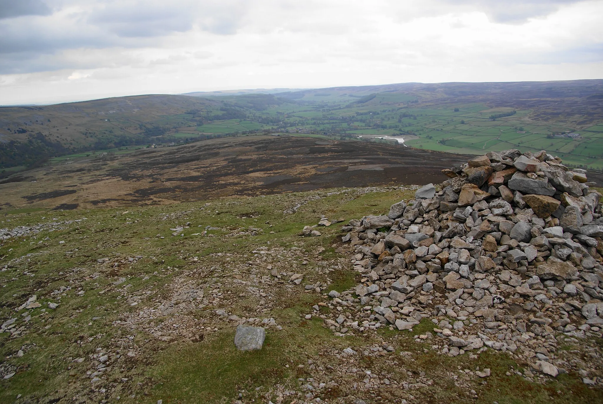Photo showing: The cairn at the top of Calver Hill