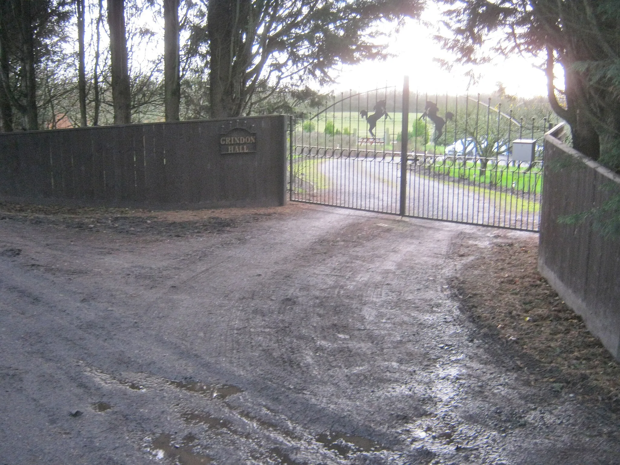 Photo showing: Entrance to Grindon Hall