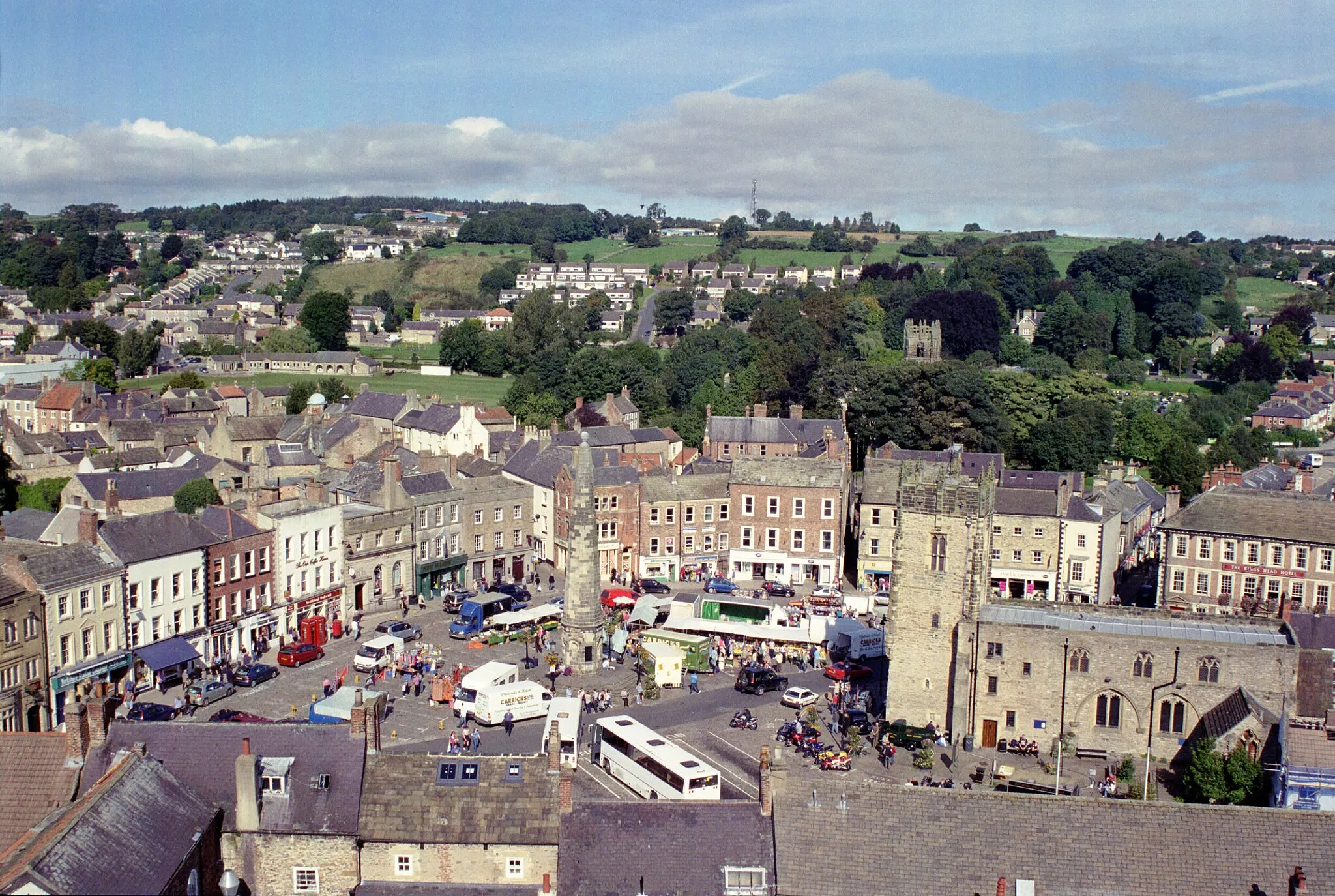 Photo showing: View from the Keep over Holy Trinity Square, Richmond, North Yorkshire, with the Cross in the centre and the former parish church of the Holy Trinity on the right