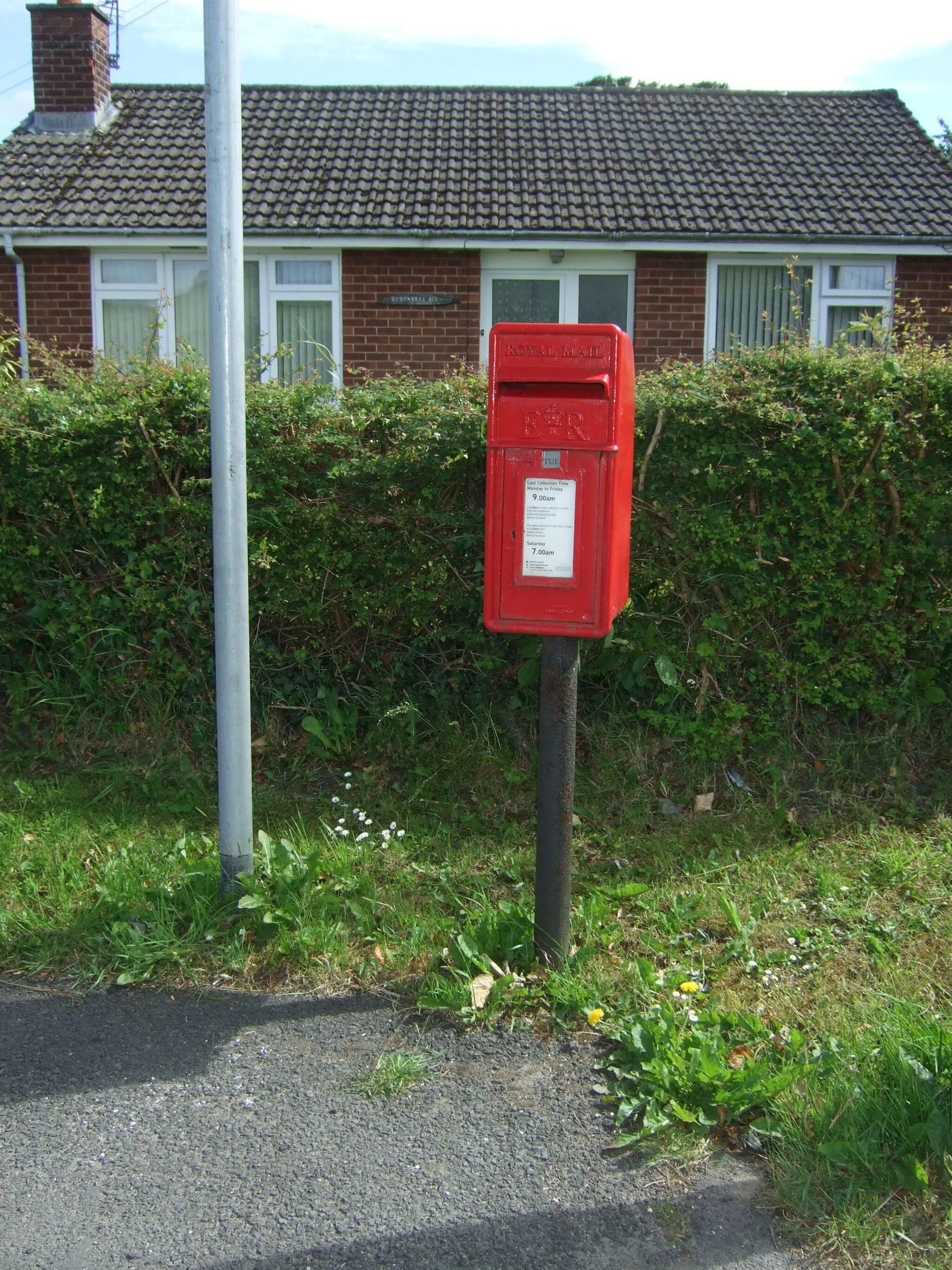 Photo showing: Elizabeth II postbox on Etherley Road, Etherley Grange