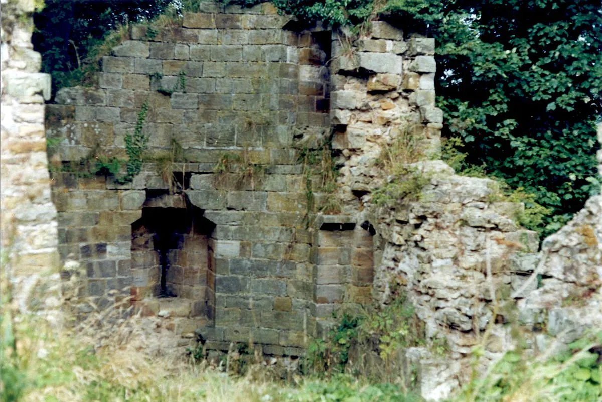 Photo showing: THe remains of the north east tower of Kilton Castle