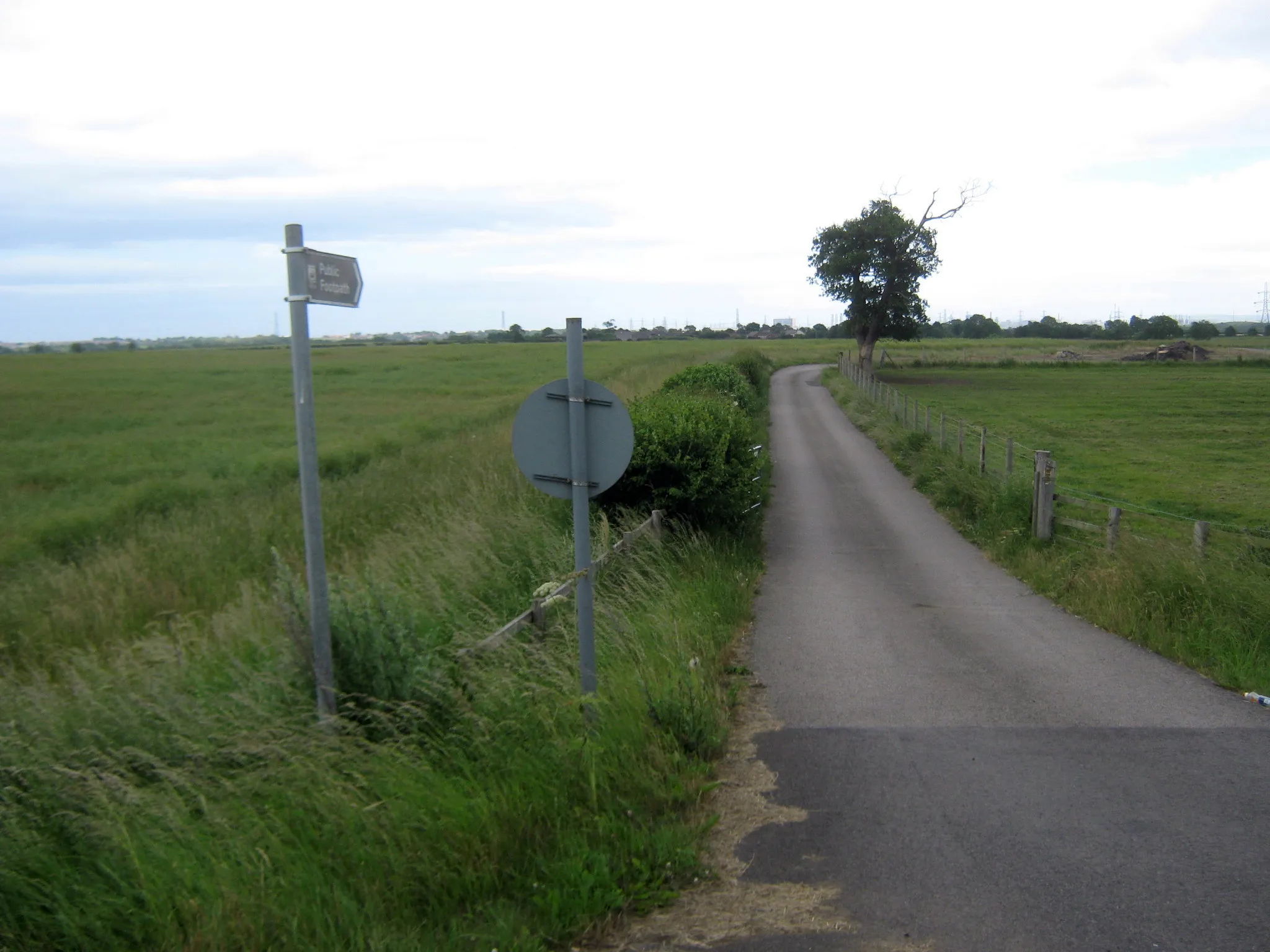 Photo showing: Footpath from old A19 to West Farm and beyond