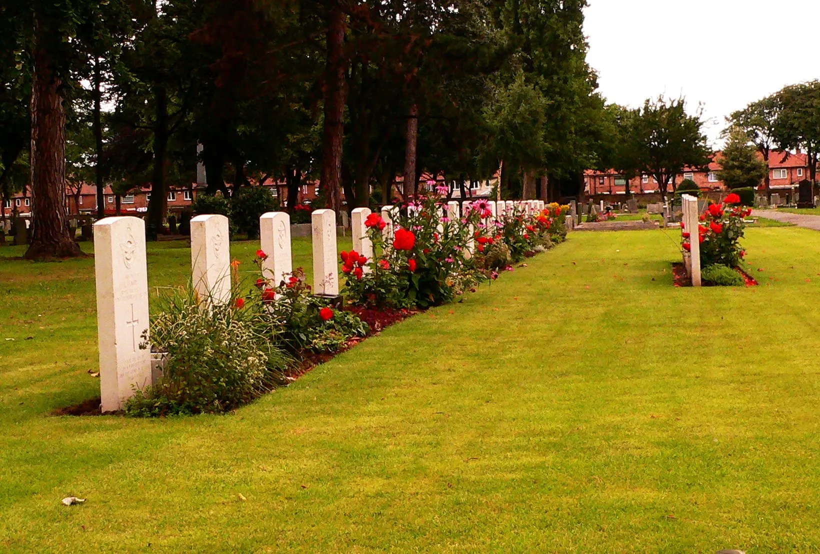 Photo showing: Commonwealth War Graves Commission - Graves at Eston Cemetery, Normanby, Redcar and Cleveland.