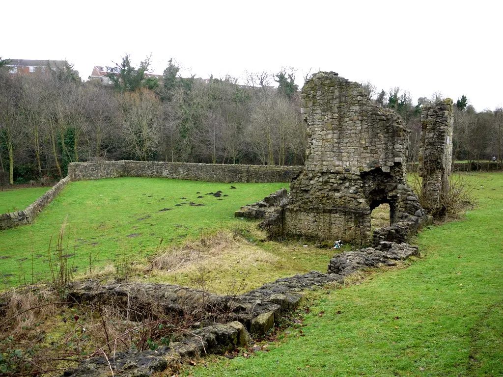 Photo showing: The remains of Dalden Tower The ruined remains of a medieval pele tower in the valley of Dalton-le-Dale
http://www.keystothepast.info/durhamcc/K2P.nsf/K2PDetail?readform&PRN=D2503