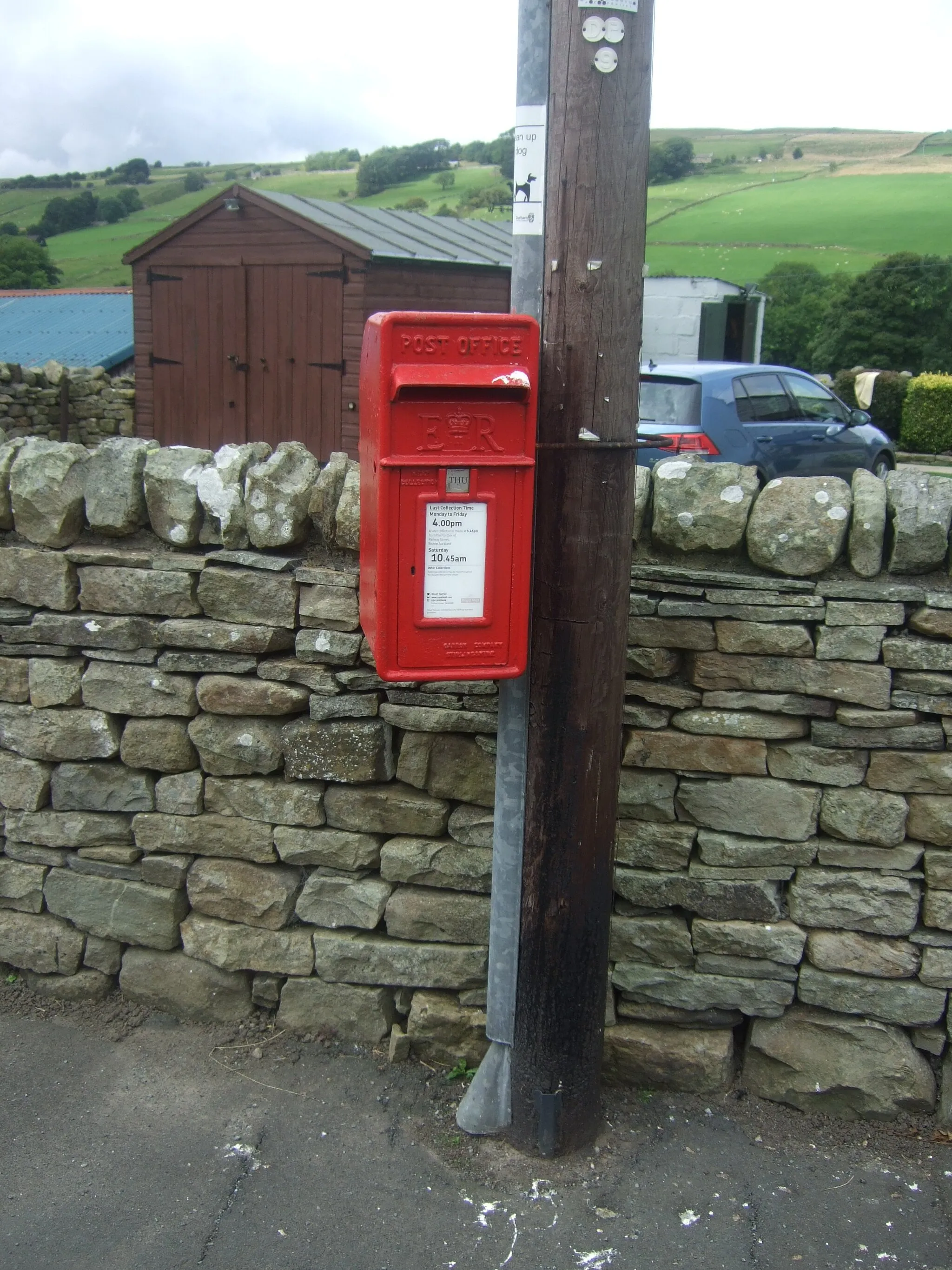 Photo showing: Elizabeth II postbox on the A689, Daddry Shield