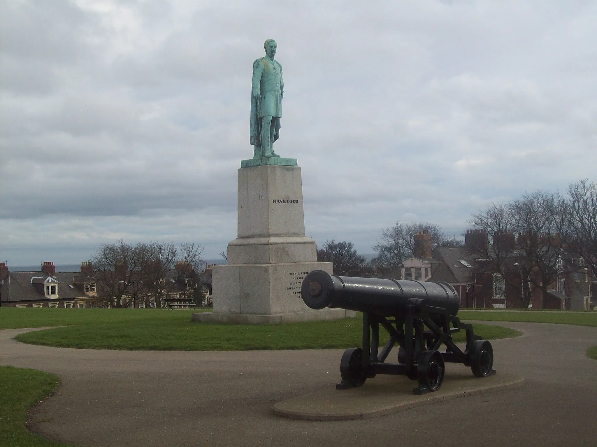 Photo showing: Statue of Henry Havelock & replica cannon.