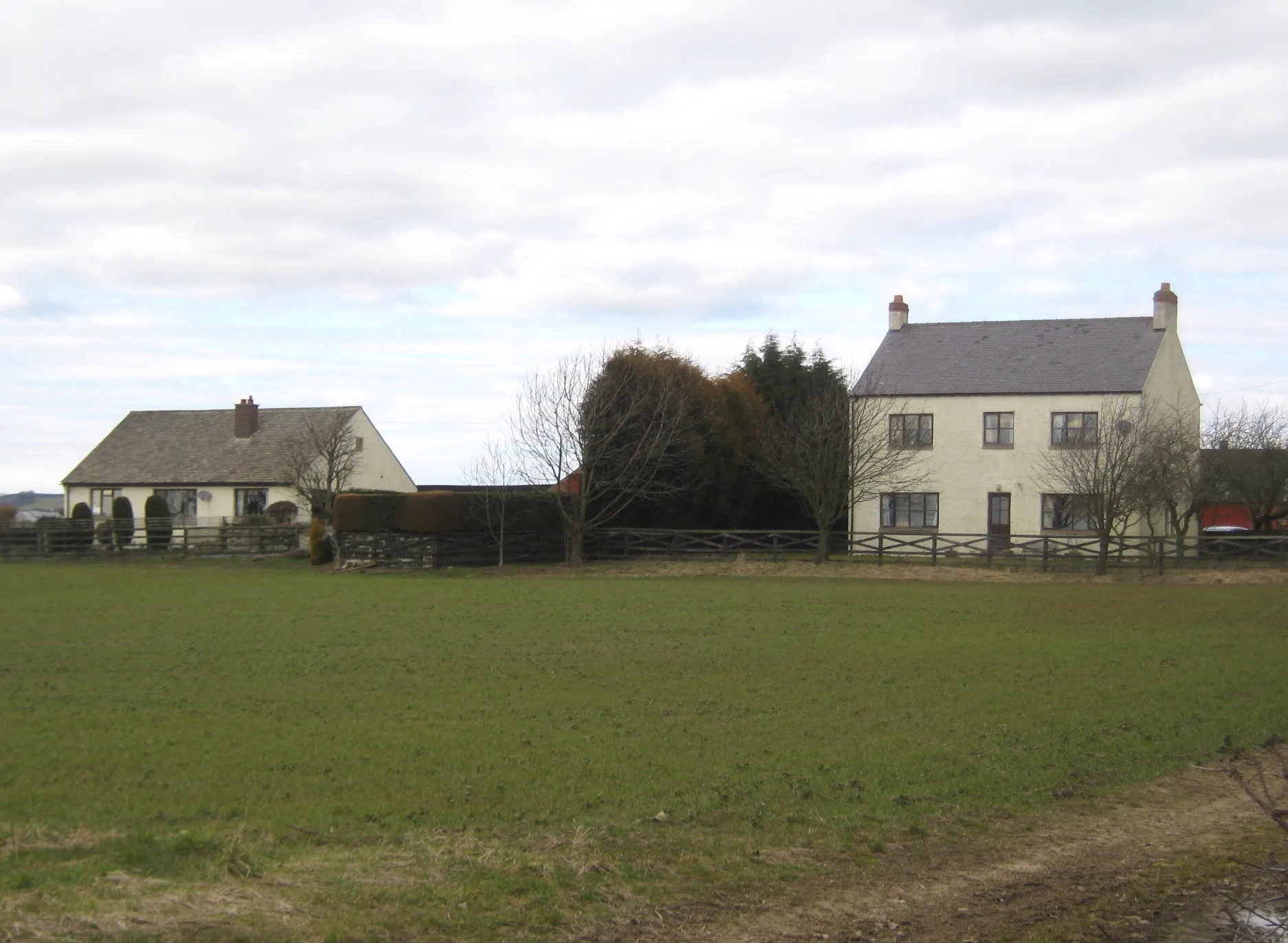Photo showing: Swan House Farmhouse and Cottage, near to Walworth, Darlington, Great Britain, next to the A68 north of Darlington.