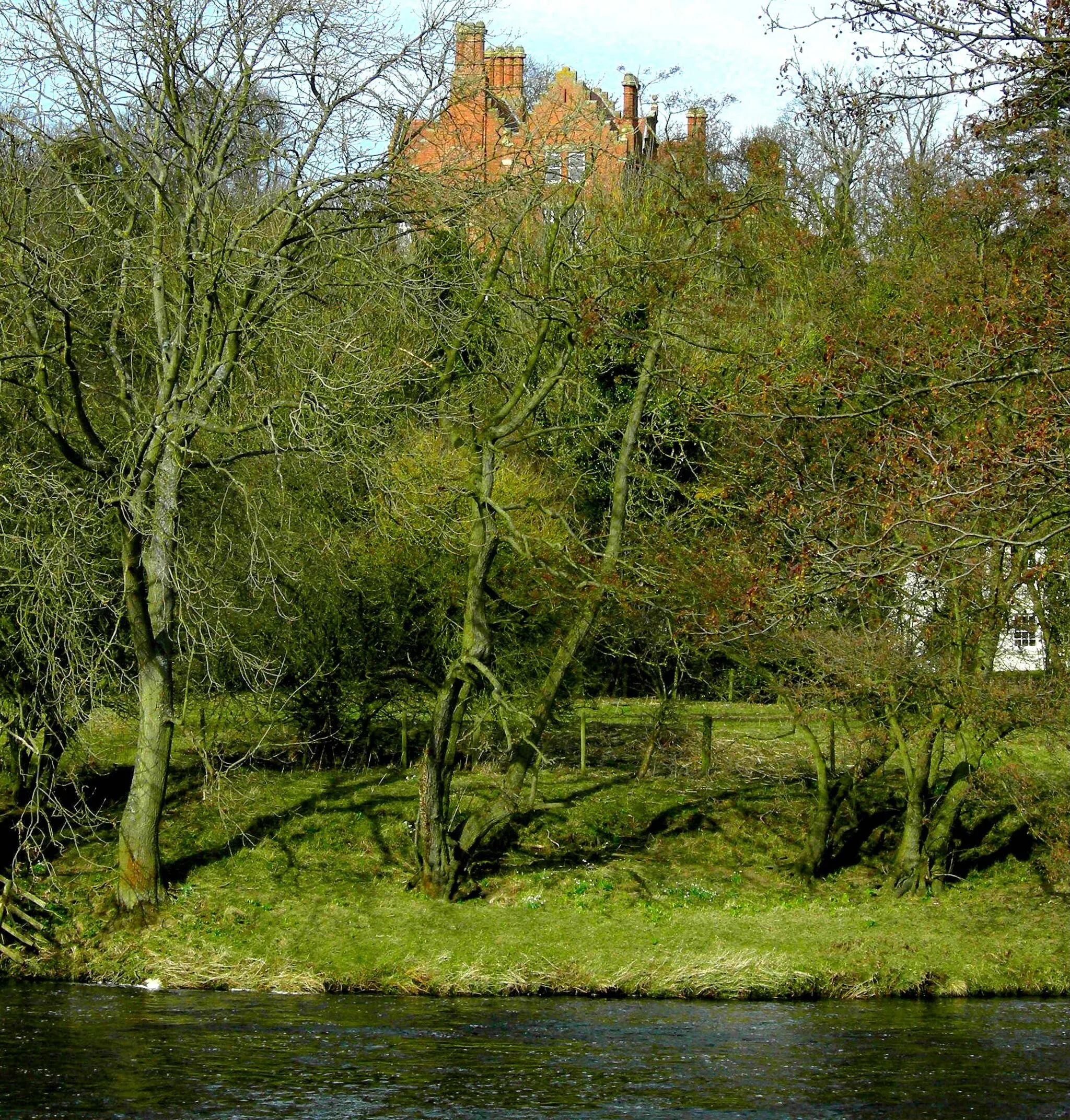 Photo showing: Carlbury Hill, Carlbury, County Durham, from south bank of River Tees.  Carlbury Hall can be seen on the hill. In 1642 an English Civil War battle was won by the Royalists because they used this hill as a battery emplacement, which gave them the advantage over the Parliamentarians attempting to cross the river.