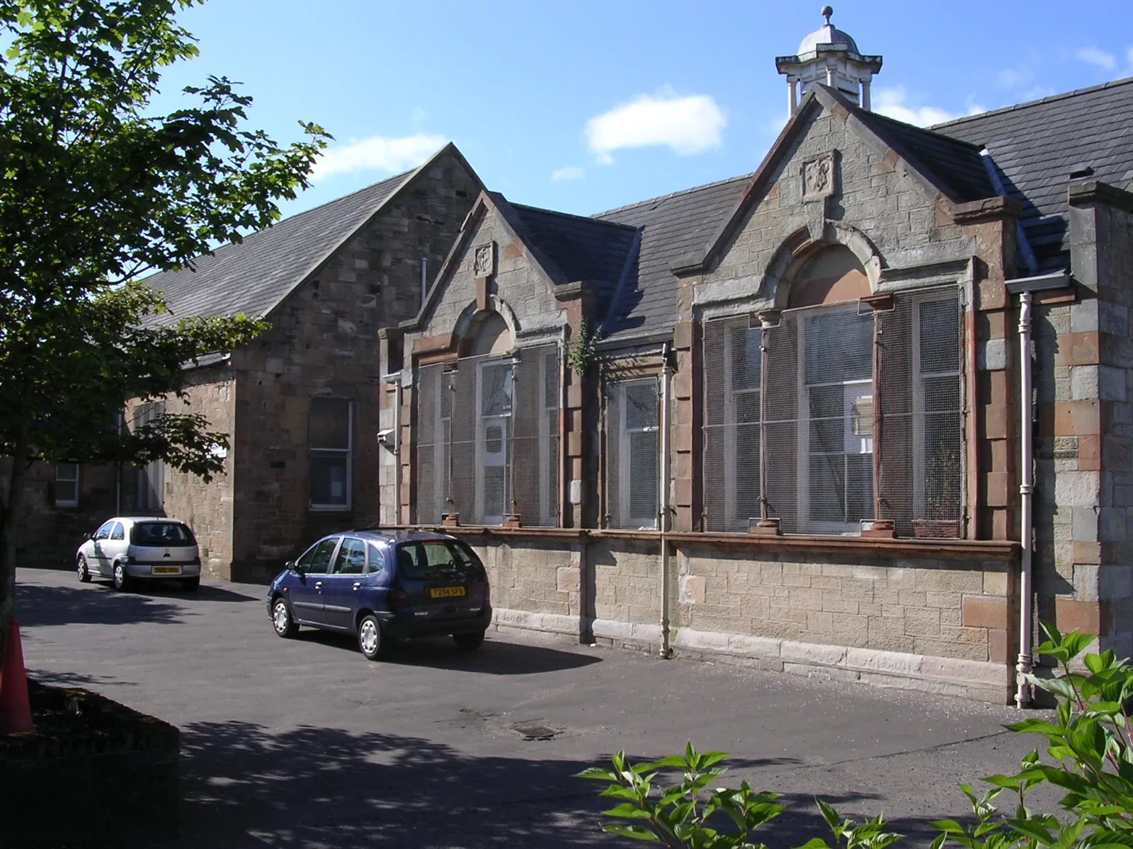 Photo showing: Old Auchinairn Primary School, know a community centre