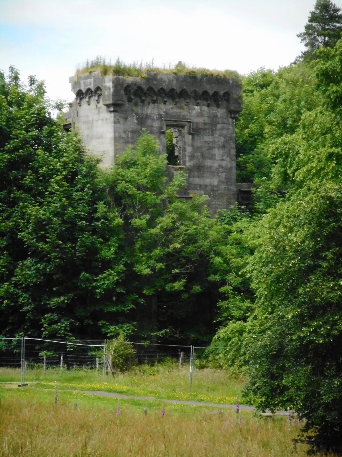 Photo showing: Craigend Castle, Mugdock Country Park
