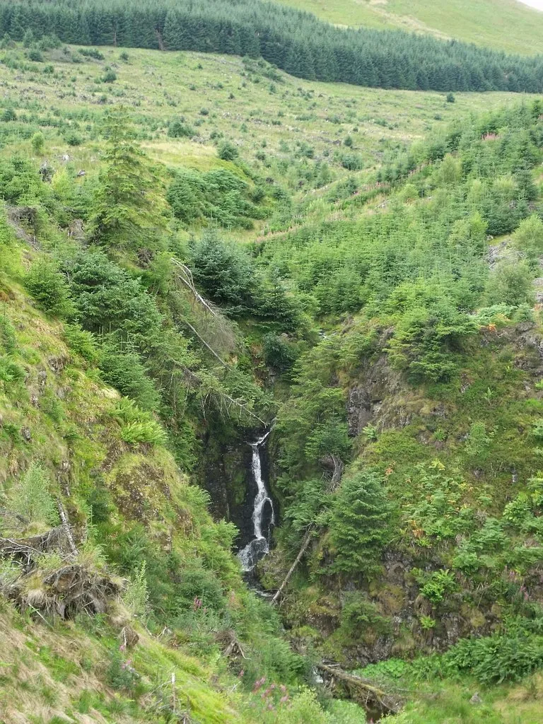Photo showing: The Bin Burn falls over the lady's rocks.