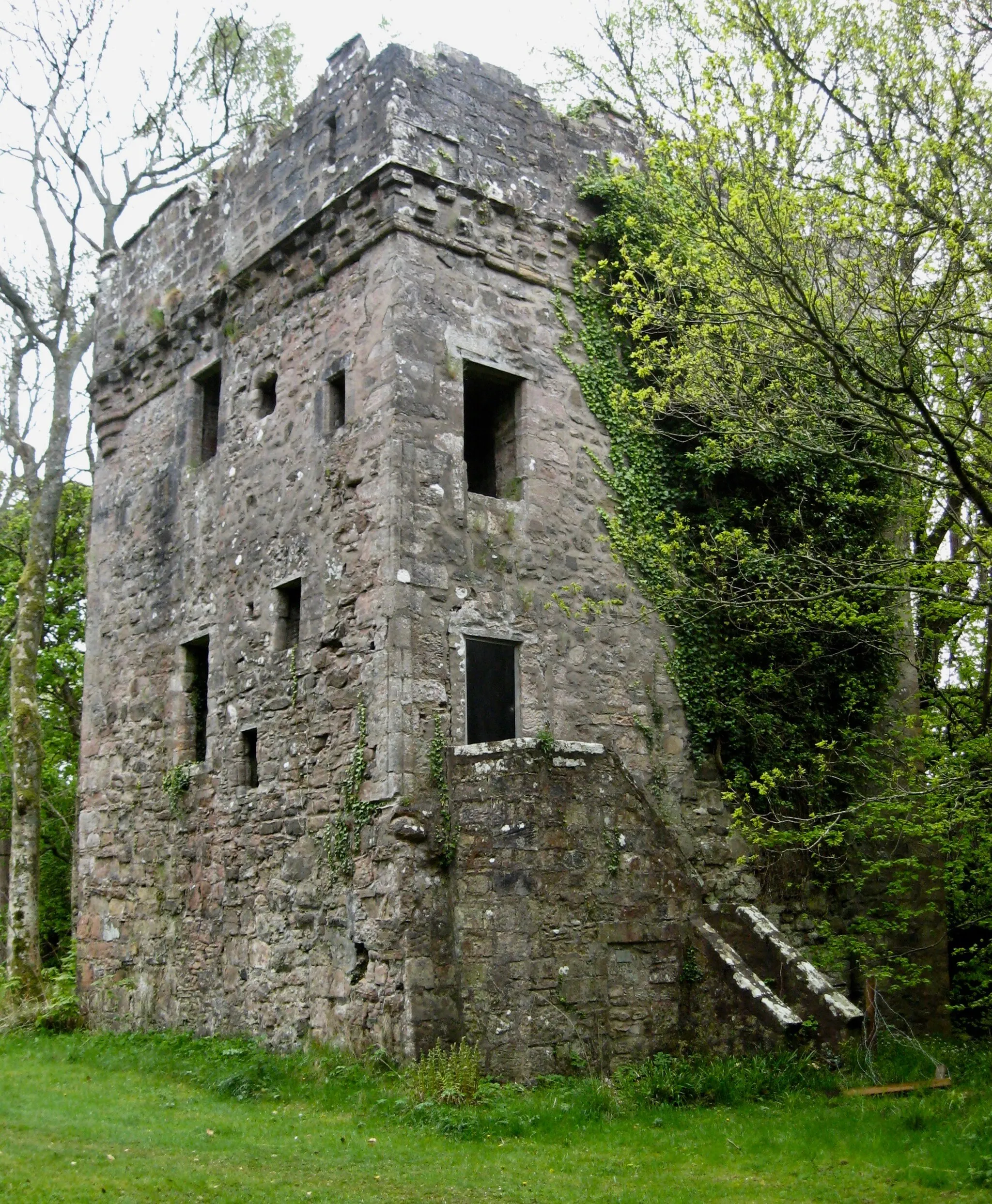 Photo showing: Ardgowan Castle, a 15th century tower house in the grounds of Ardgowan House near Inverkip in Scotland, looking over the Firth of Clyde. It was built on the site of the earlier fortress of Inverkip Castle dating from before the 13th century.