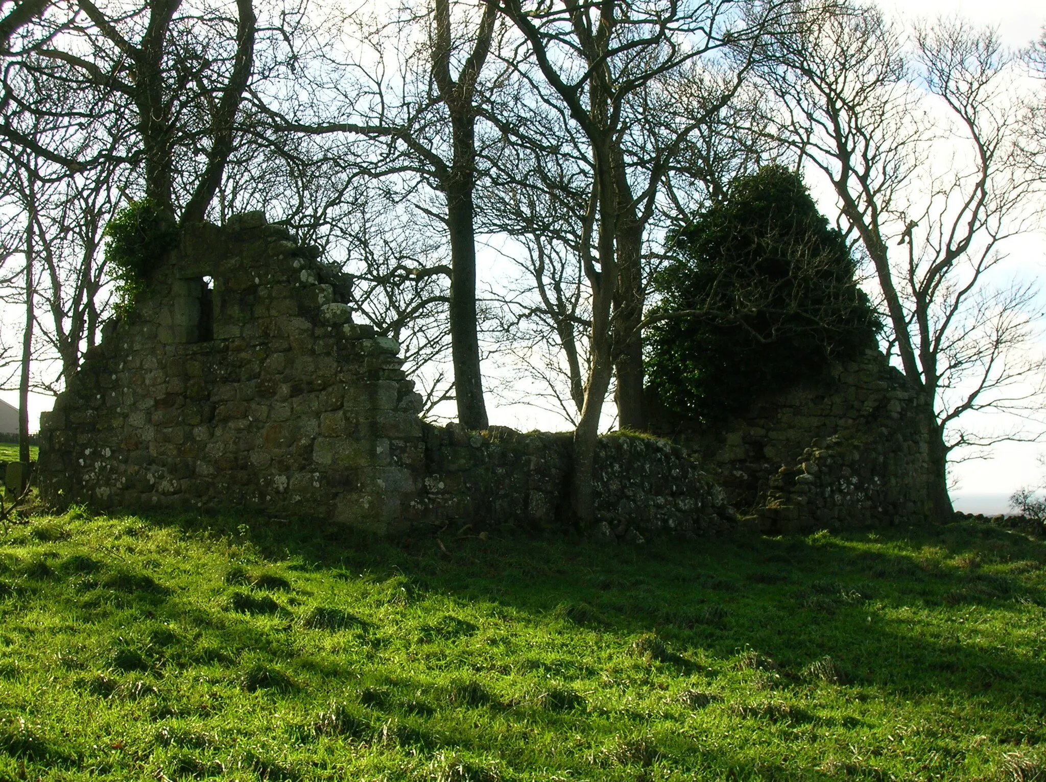 Photo showing: Barnweill Church ruins as seen from the entrance lane, Craigie, South Ayrshire, Scotland
